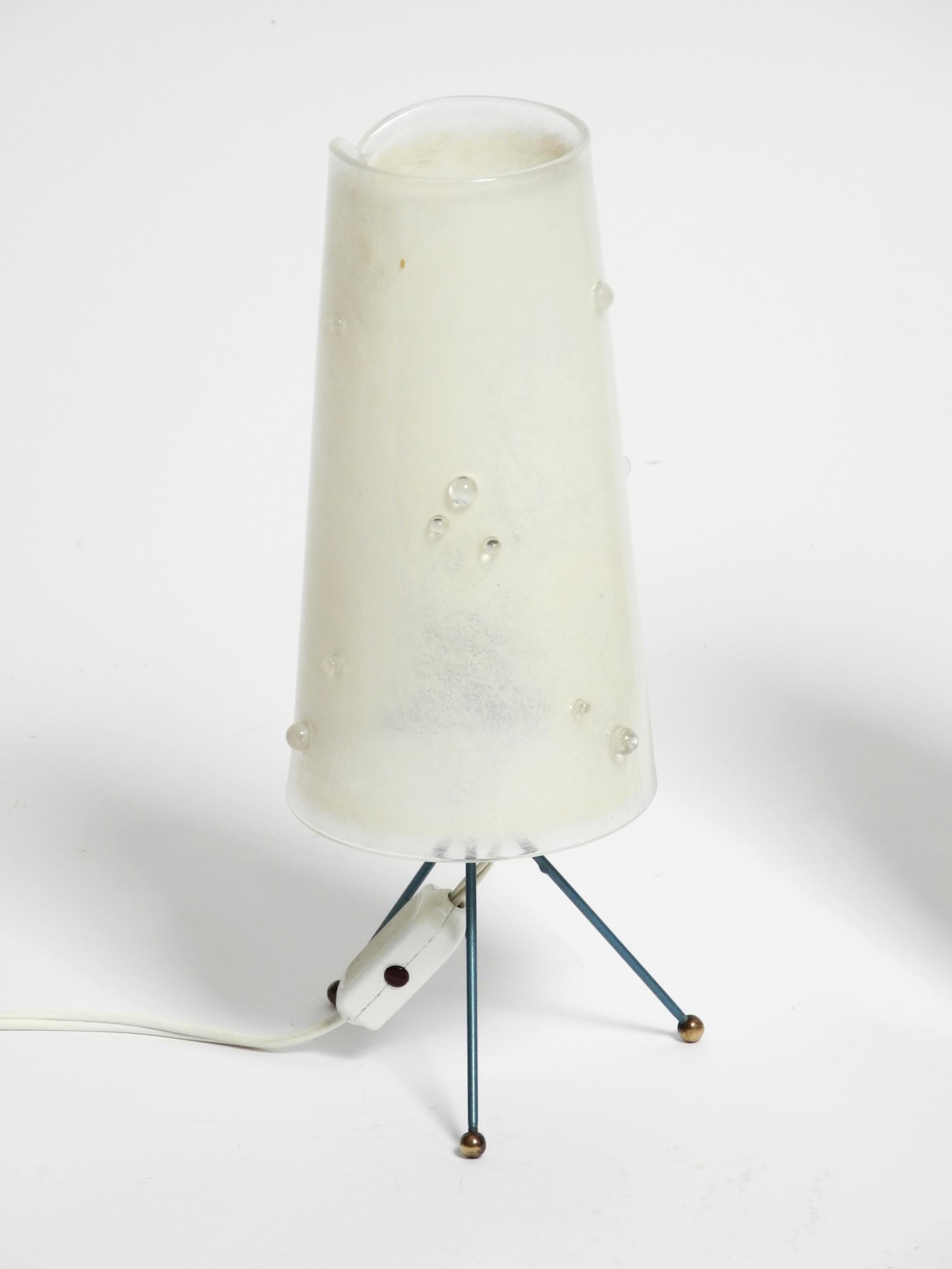 Deux belles lampes de table tripode modernes du milieu du siècle dernier avec abat-jour en plexiglas blanc en vente 7