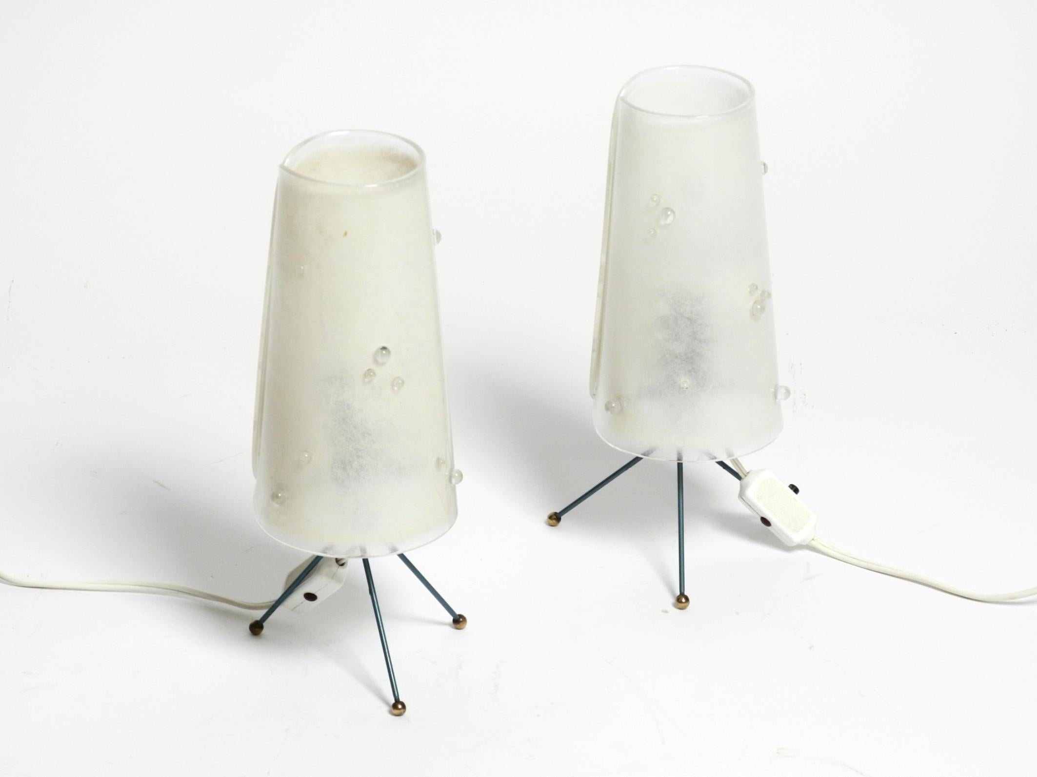 Deux belles lampes de table tripode modernes du milieu du siècle dernier avec abat-jour en plexiglas blanc en vente 8