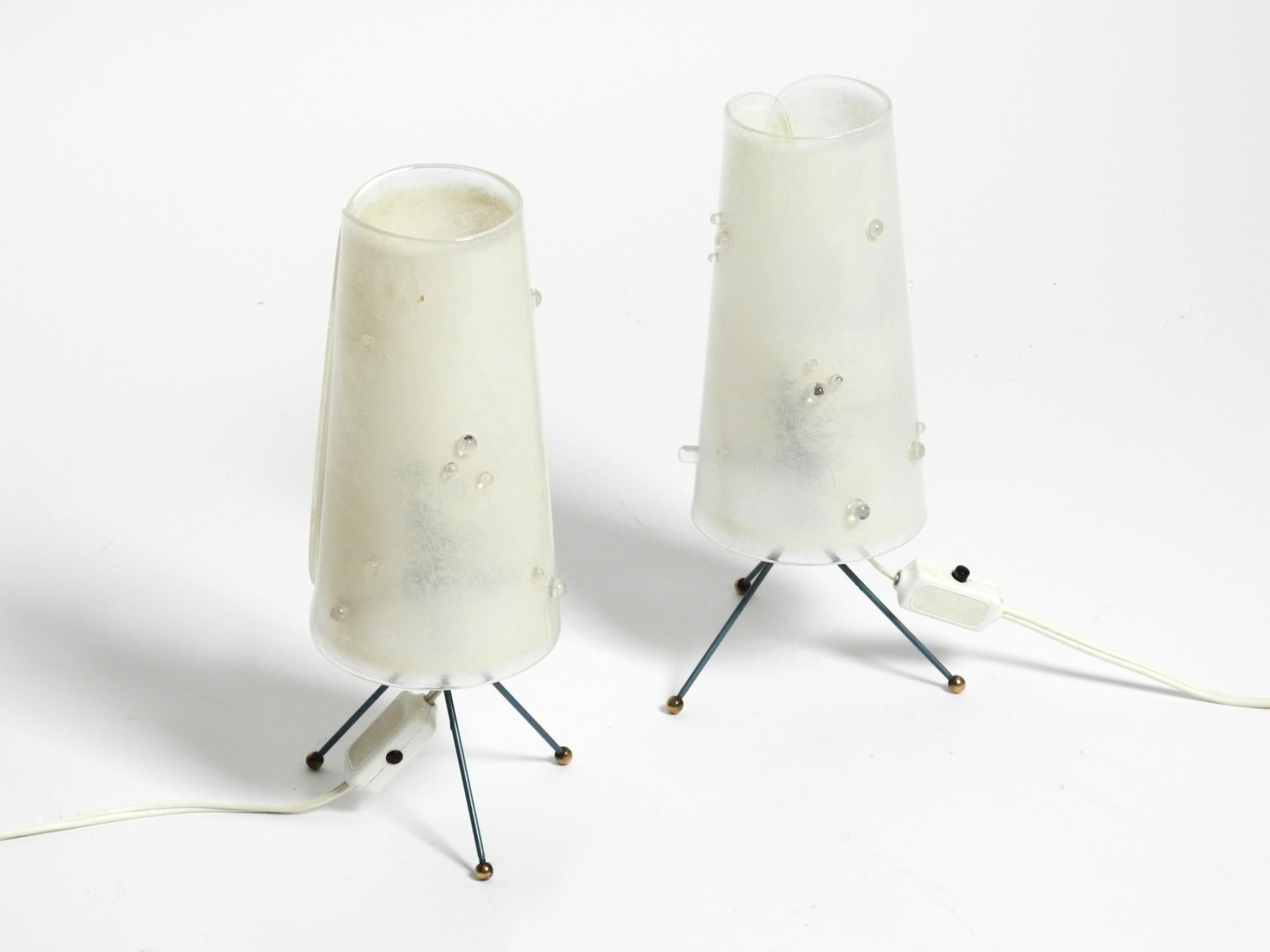 Mid-Century Modern Deux belles lampes de table tripode modernes du milieu du siècle dernier avec abat-jour en plexiglas blanc en vente