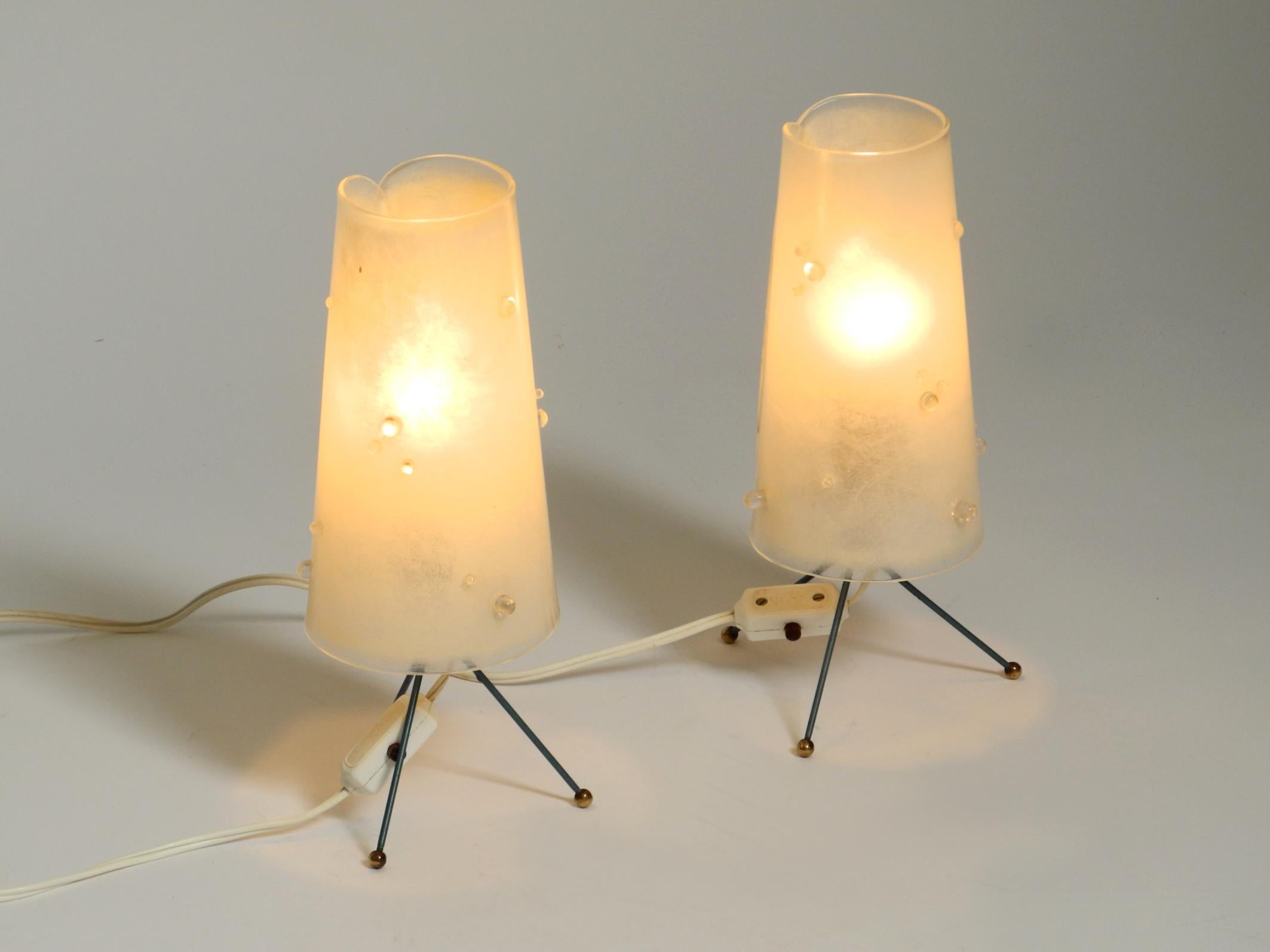 Allemand Deux belles lampes de table tripode modernes du milieu du siècle dernier avec abat-jour en plexiglas blanc en vente