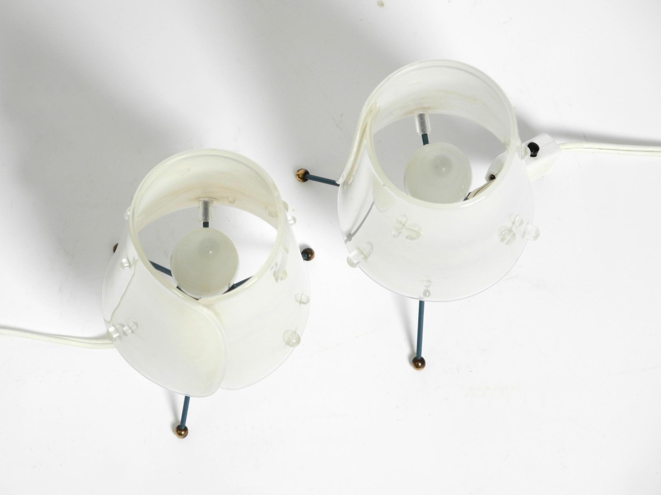Deux belles lampes de table tripode modernes du milieu du siècle dernier avec abat-jour en plexiglas blanc Bon état - En vente à München, DE