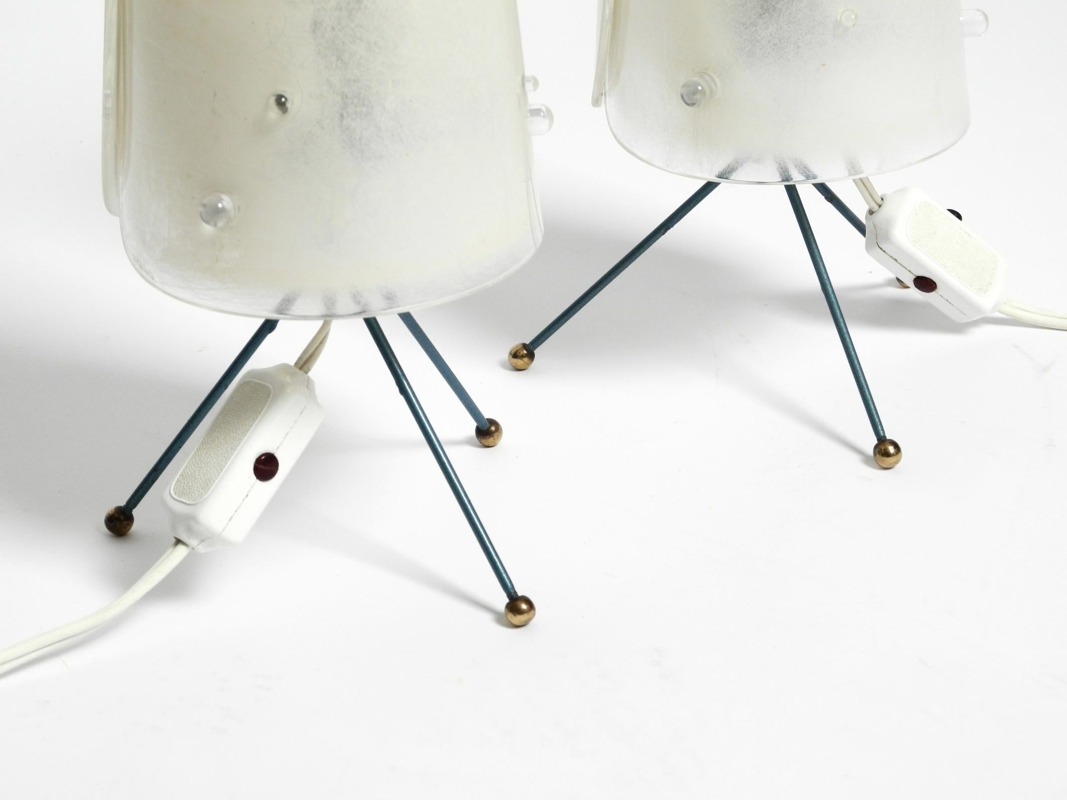Métal Deux belles lampes de table tripode modernes du milieu du siècle dernier avec abat-jour en plexiglas blanc en vente