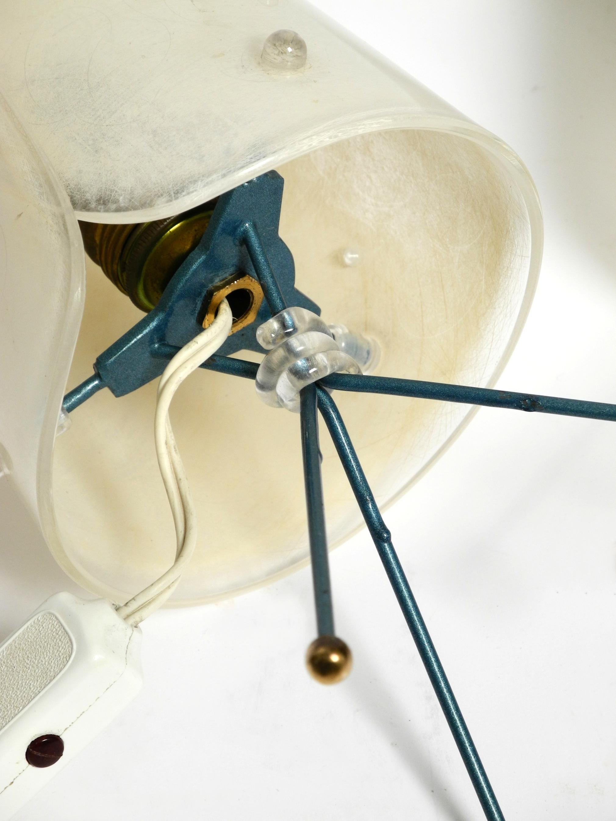 Deux belles lampes de table tripode modernes du milieu du siècle dernier avec abat-jour en plexiglas blanc en vente 1