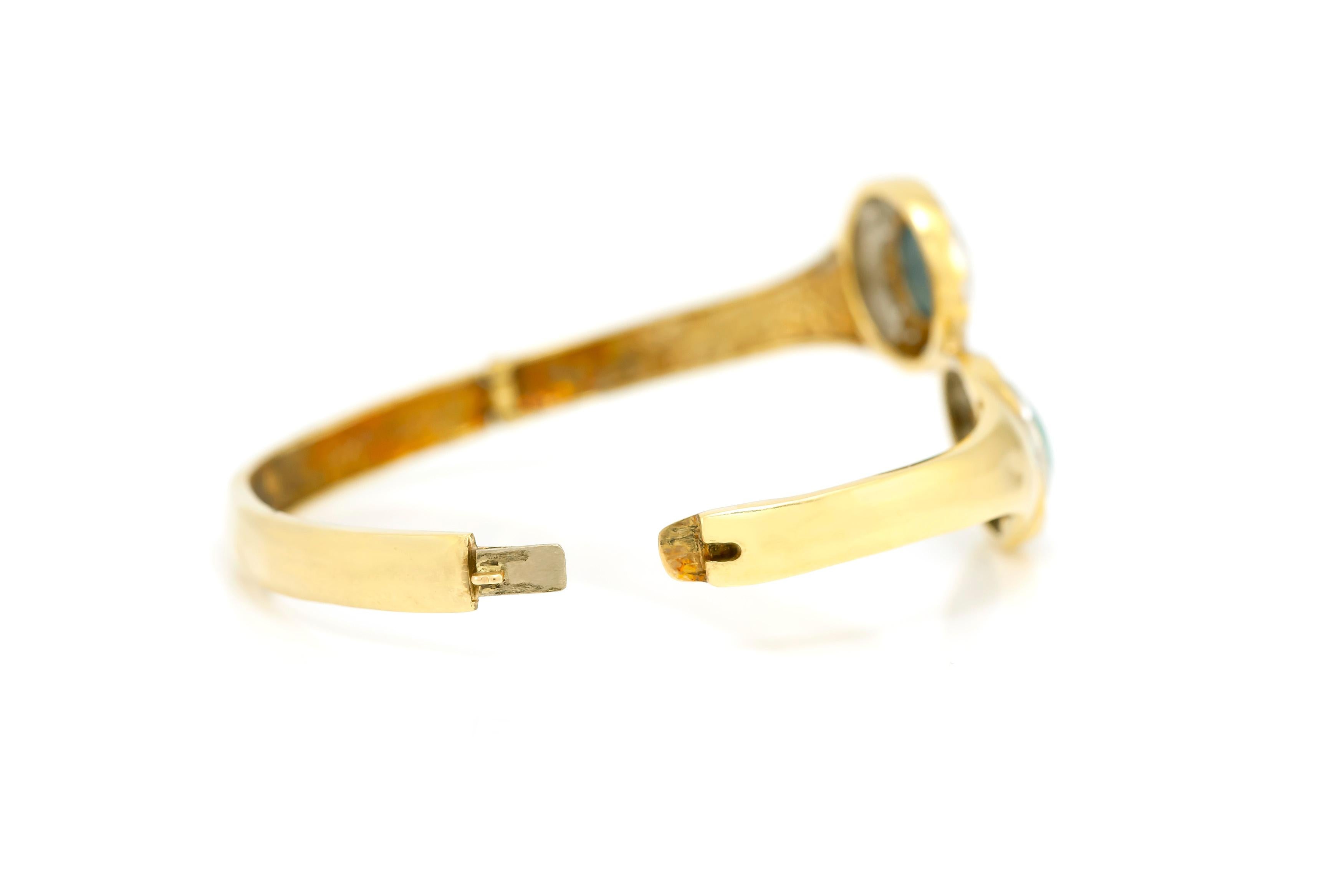 Das Armband ist fein in 14k Gelbgold mit zwei schönen Opal und Diamanten mit einem Gesamtgewicht von etwa 1,40 Karat gefertigt.
