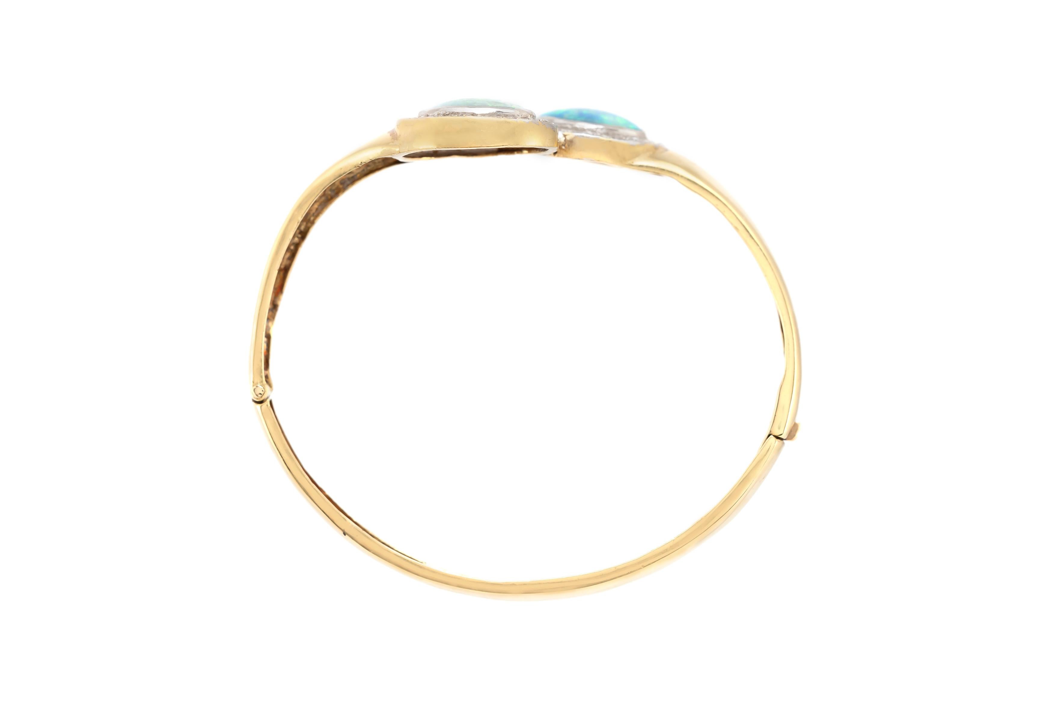 Taille ronde Bracelet jonc à deux belles opales et diamants en vente