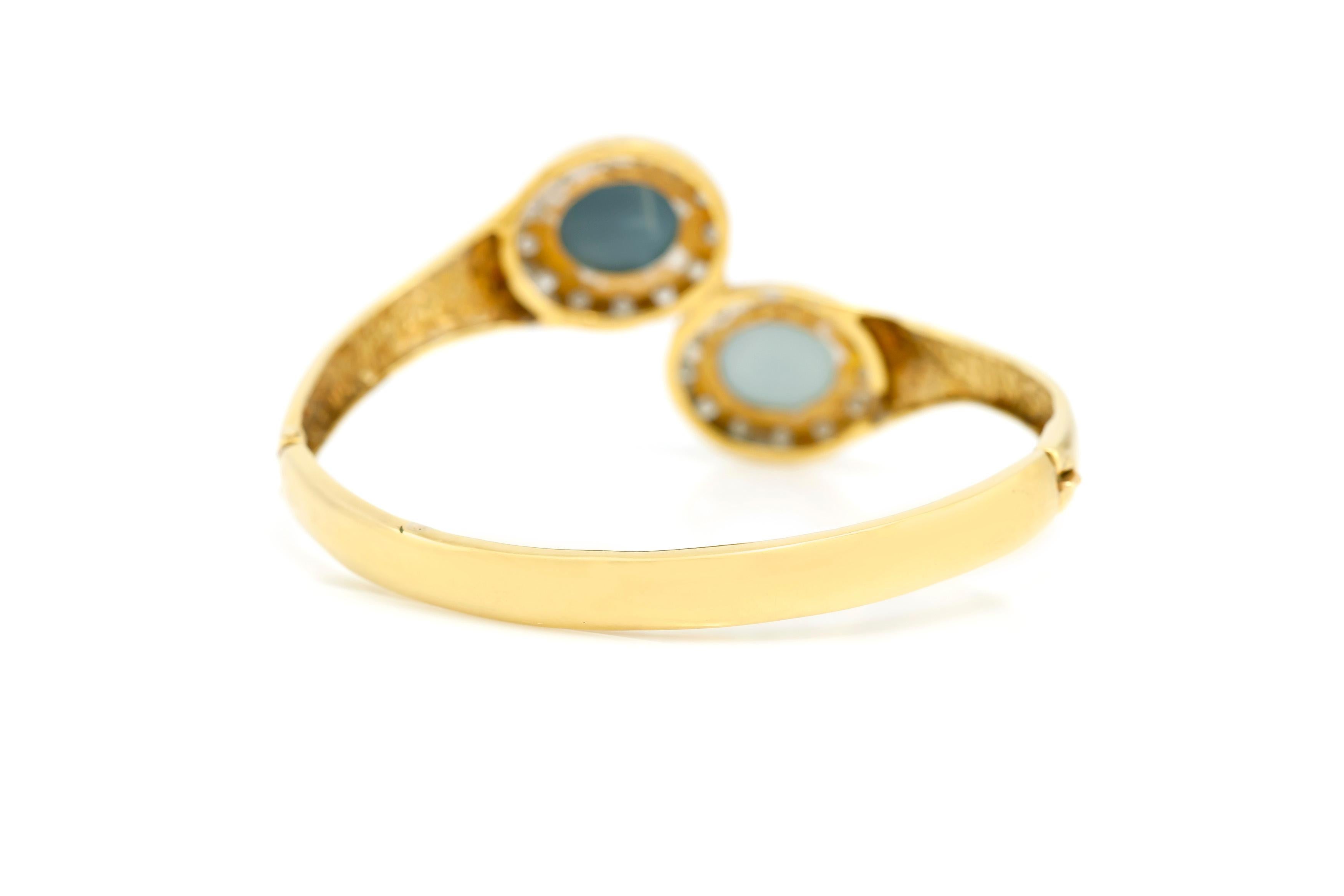 Bracelet jonc à deux belles opales et diamants Excellent état - En vente à New York, NY