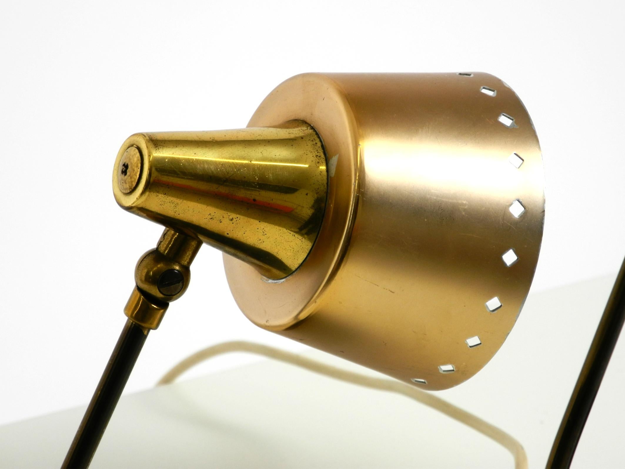 Zwei schöne seltene Mid Century Modern Messing Tischlampen im Angebot 9