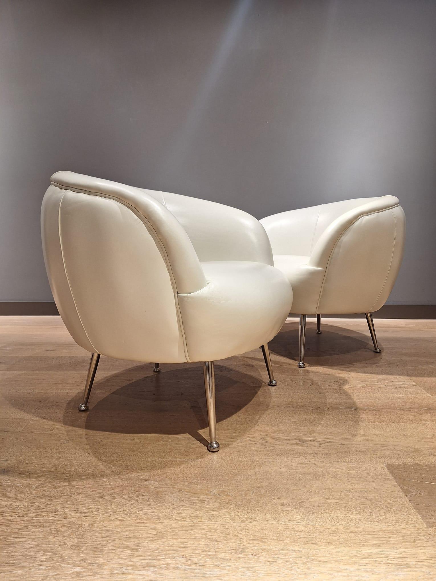 Two beautiful vintage armchairs designed in Italy in the 1980s For Sale 5