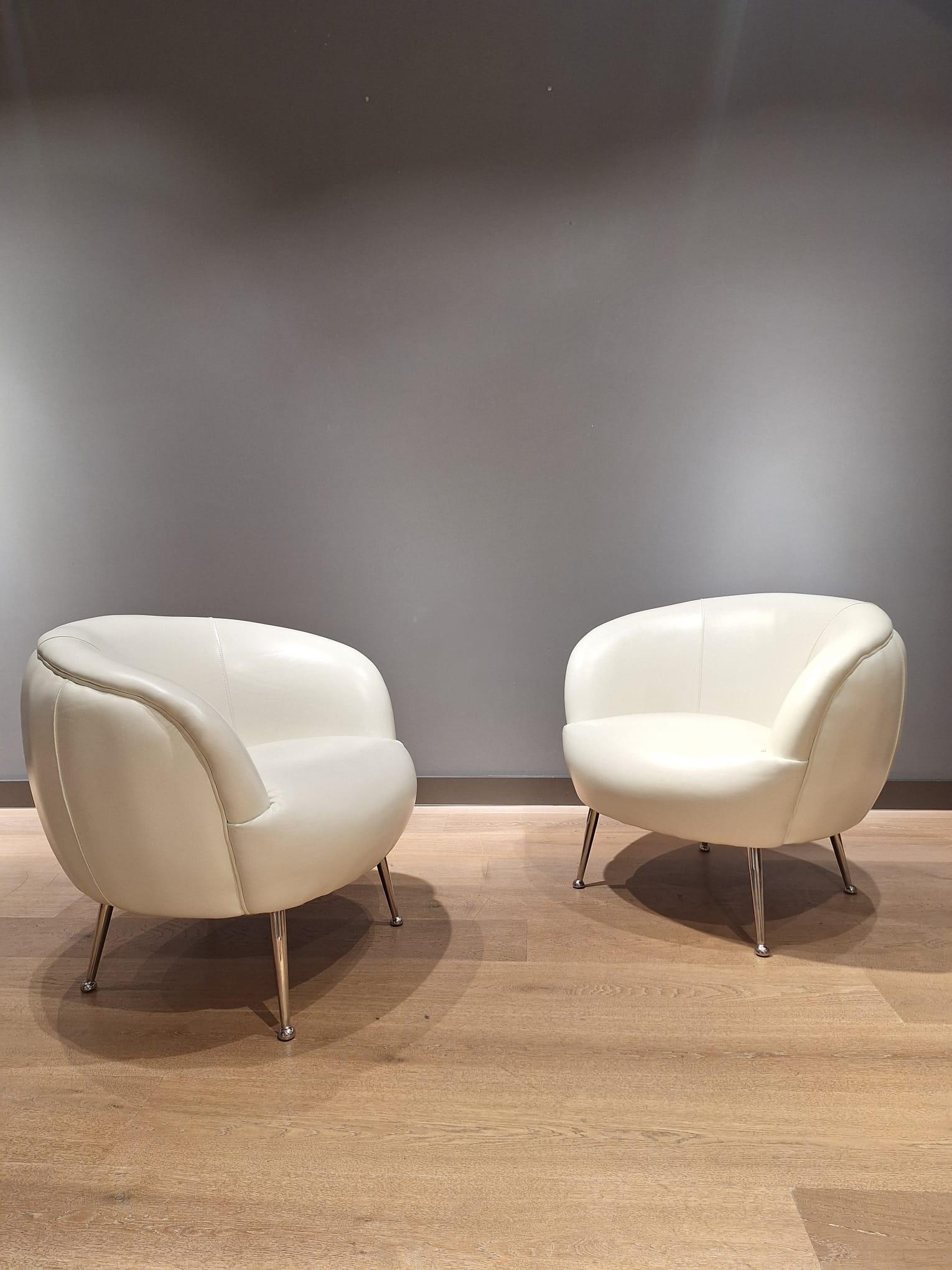 Two beautiful vintage armchairs designed in Italy in the 1980s For Sale 6