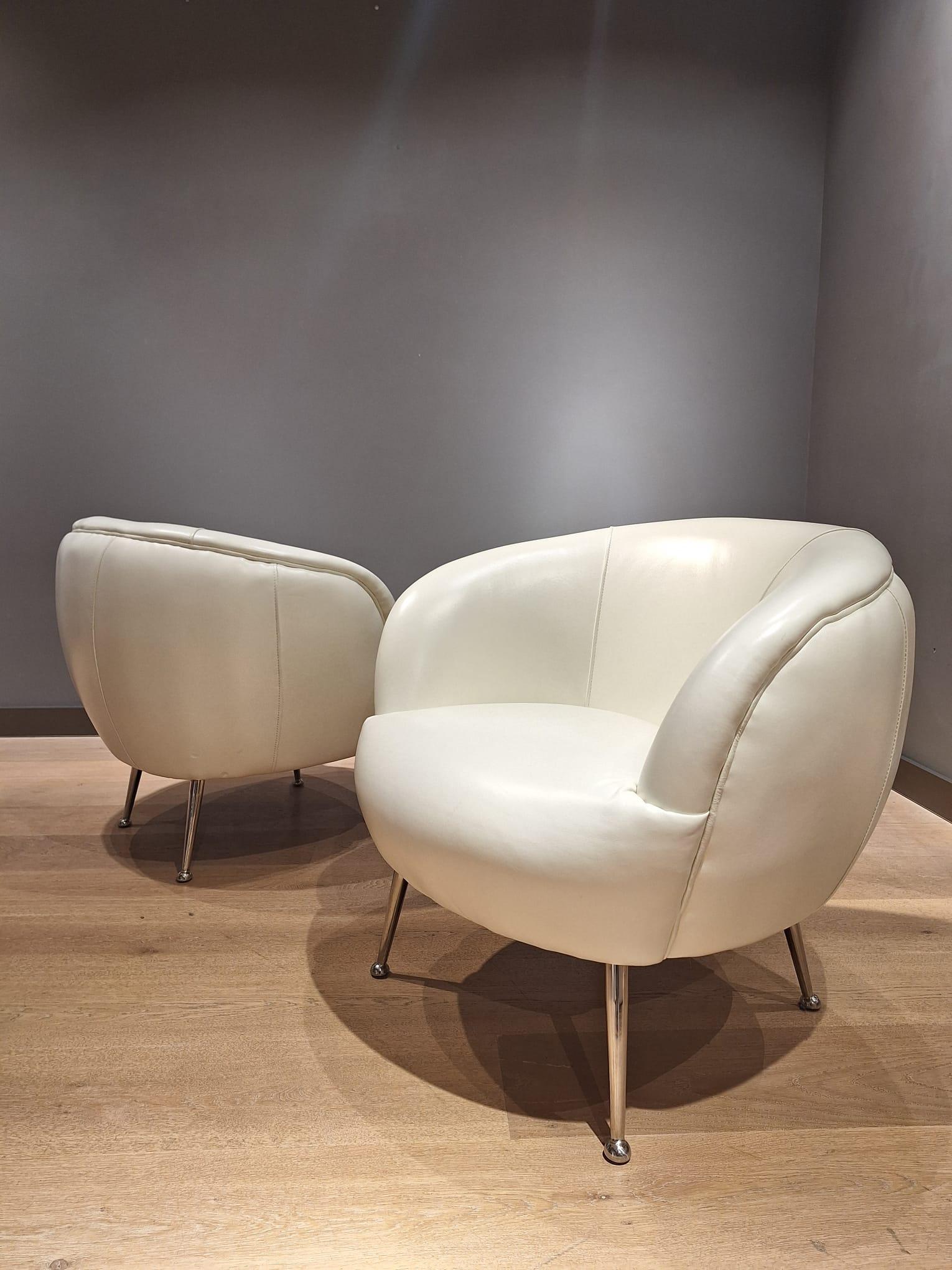 Set of two beautiful vintage armchairs designed in Italy in the 1980s in ivory-white leather and a chrome base. The two armchairs are excellent and offer comfortable seating and a very timeless design.