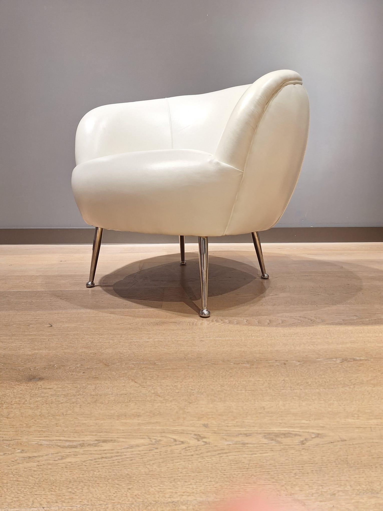 Mid-Century Modern Two beautiful vintage armchairs designed in Italy in the 1980s For Sale