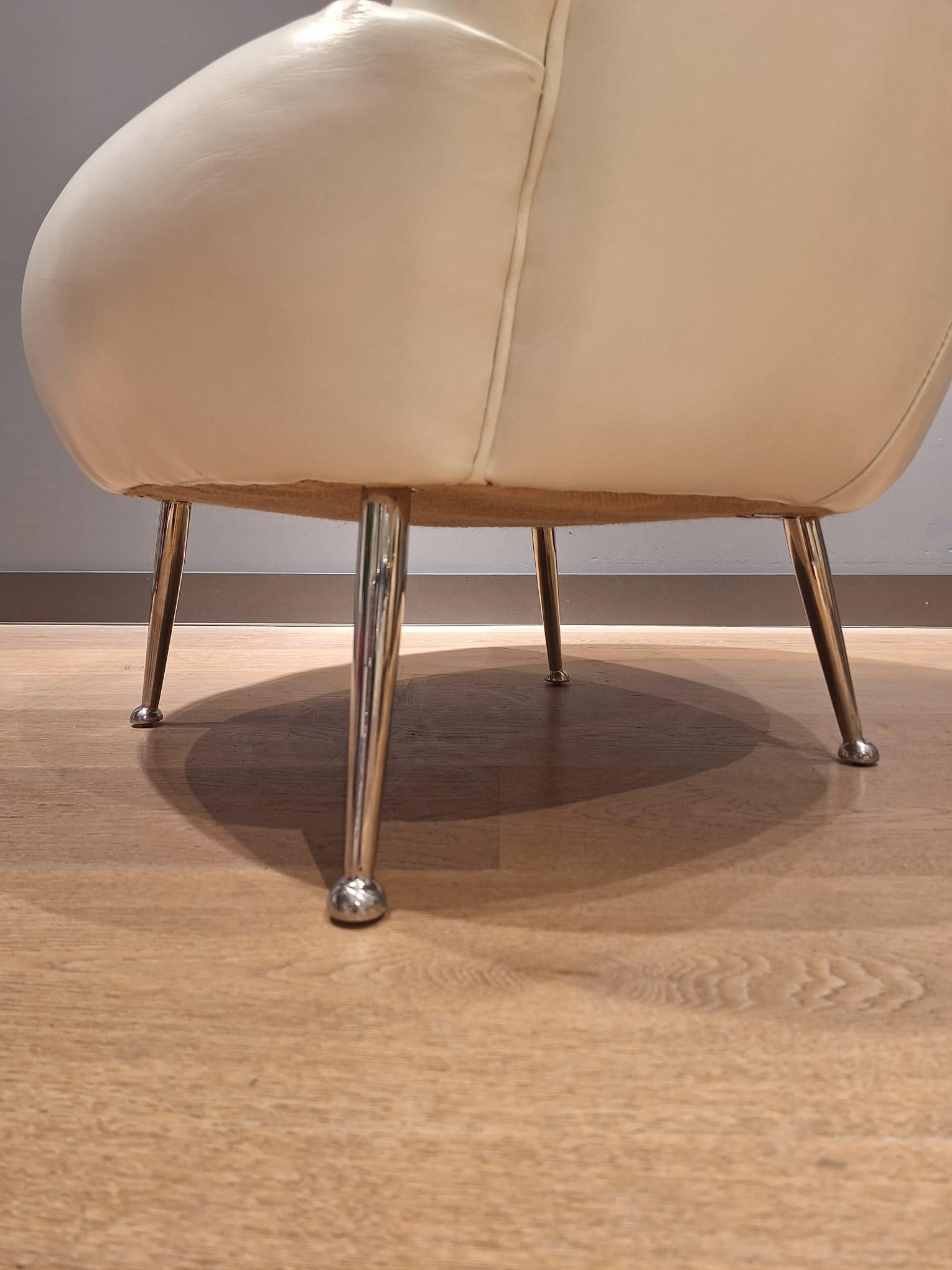 Two beautiful vintage armchairs designed in Italy in the 1980s In Good Condition For Sale In MIJDRECHT, NL