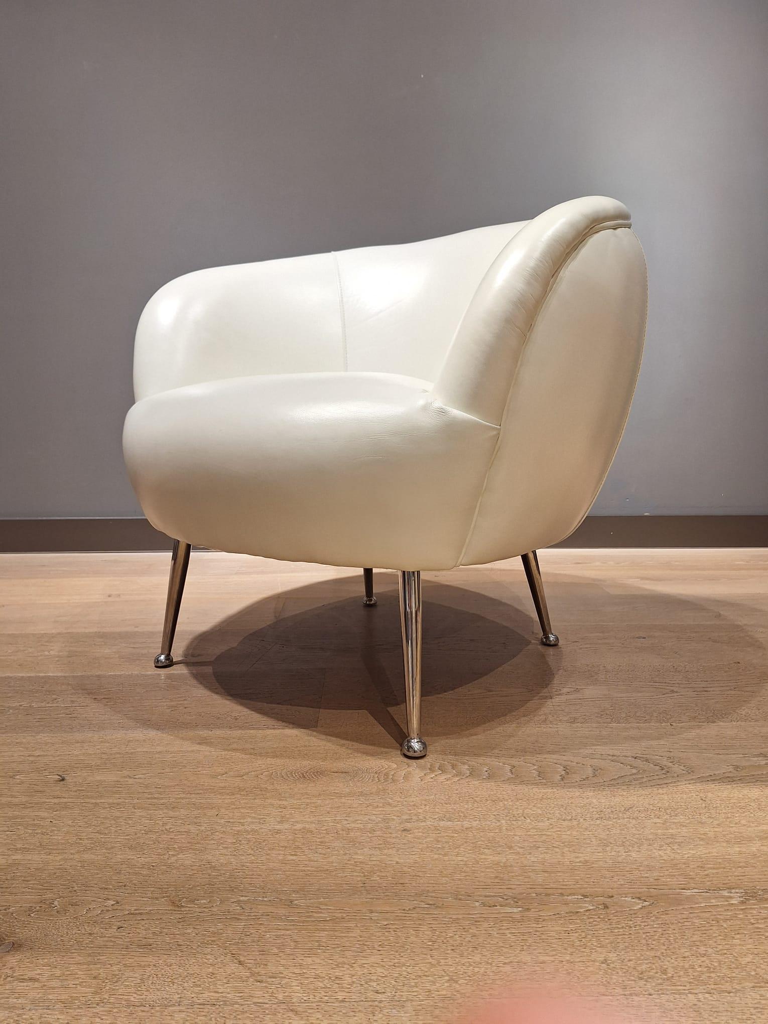 Late 20th Century Two beautiful vintage armchairs designed in Italy in the 1980s For Sale
