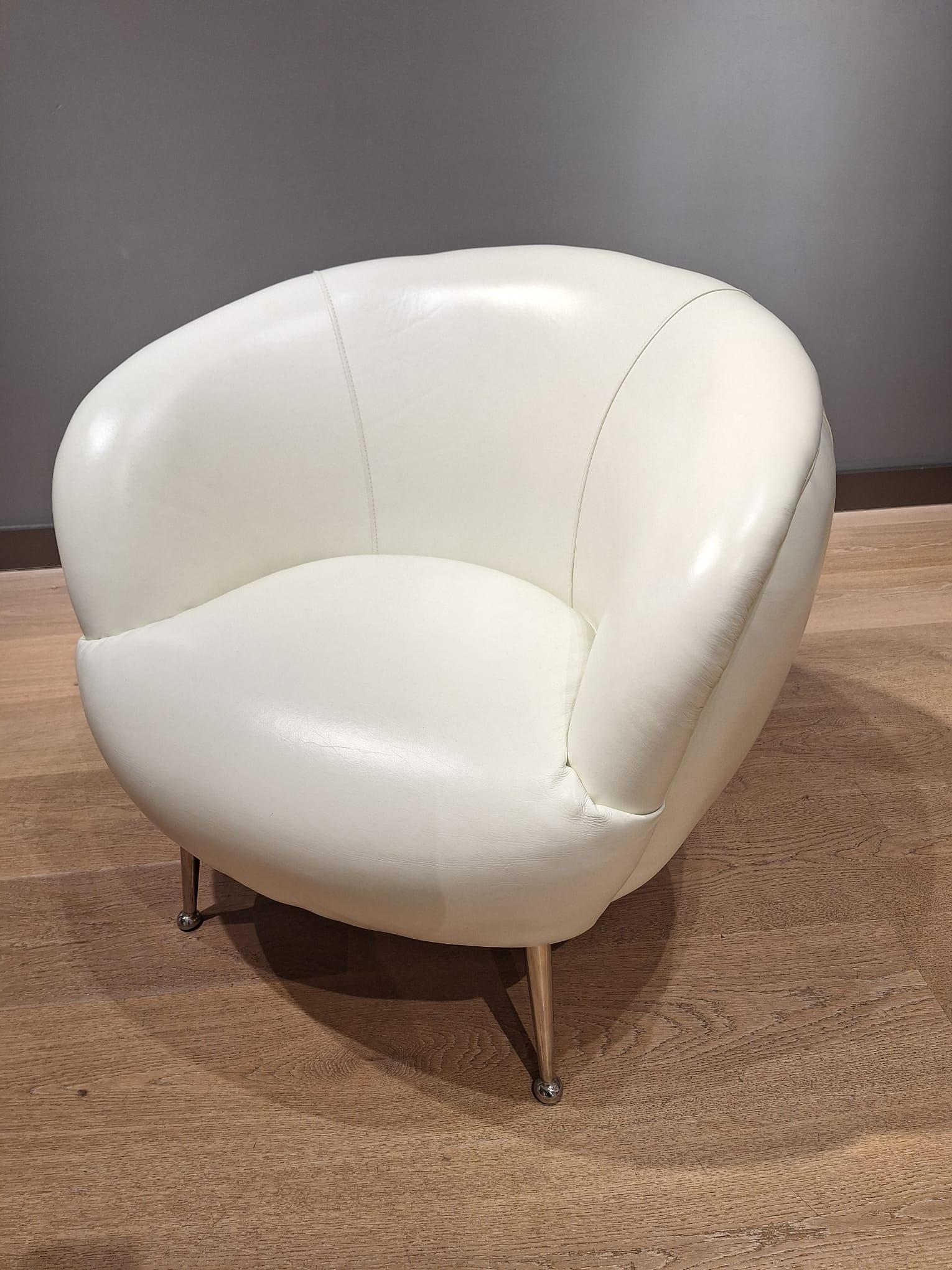 Leather Two beautiful vintage armchairs designed in Italy in the 1980s For Sale