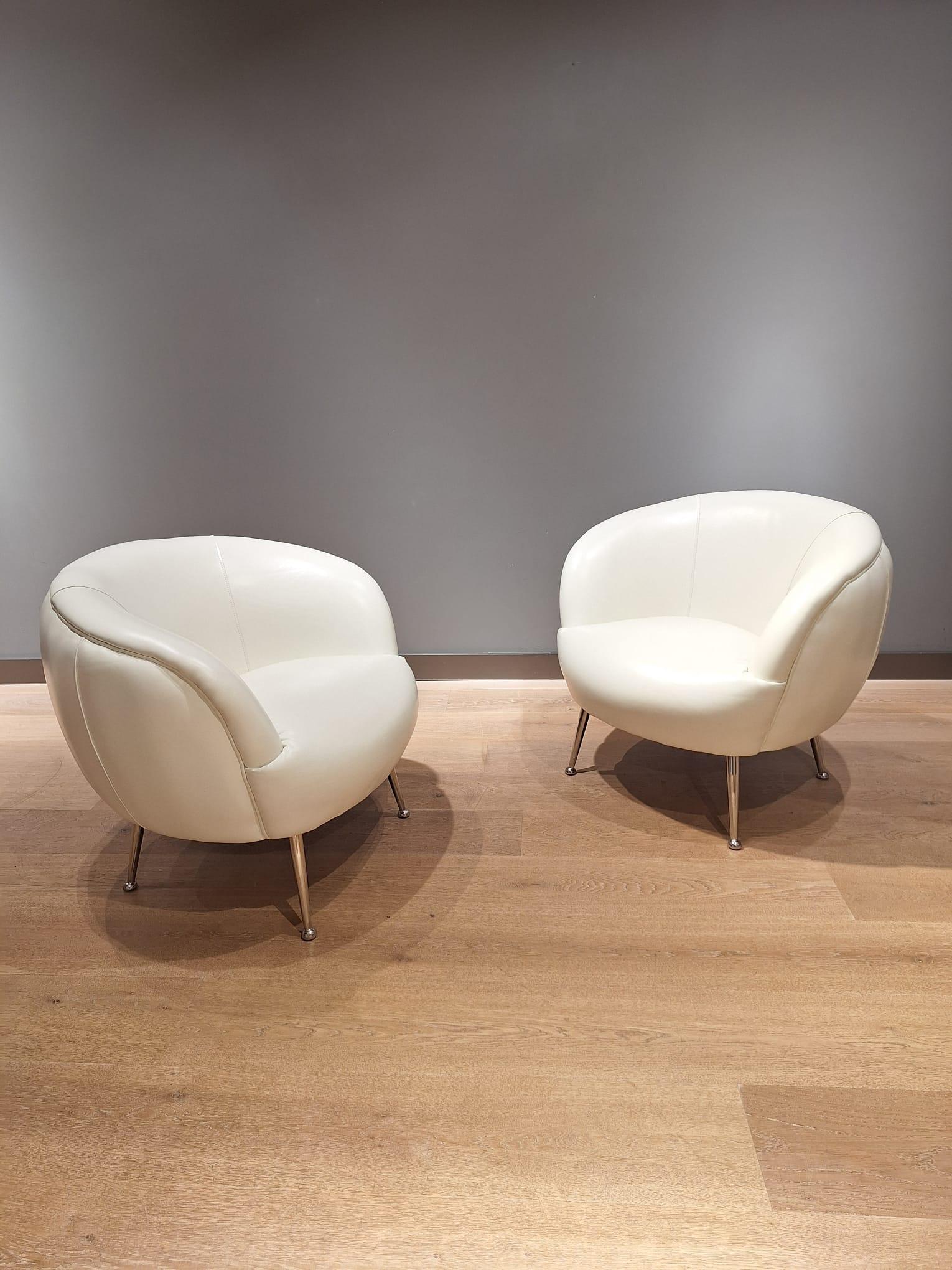 Two beautiful vintage armchairs designed in Italy in the 1980s For Sale 1