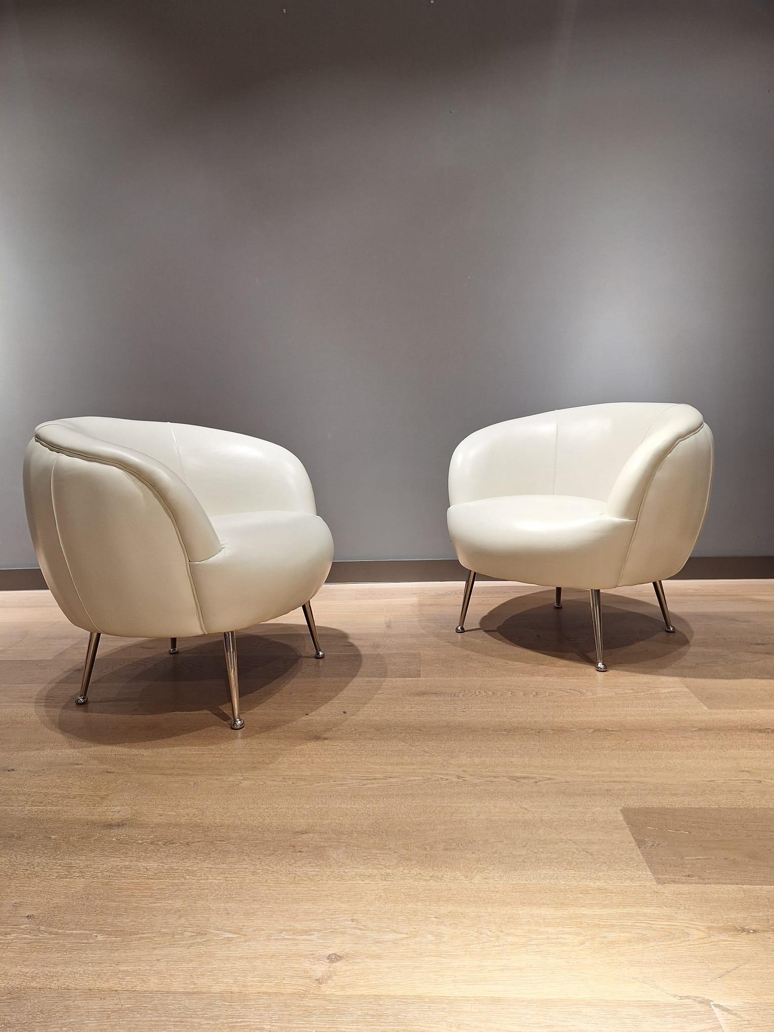 Two beautiful vintage armchairs designed in Italy in the 1980s For Sale 2