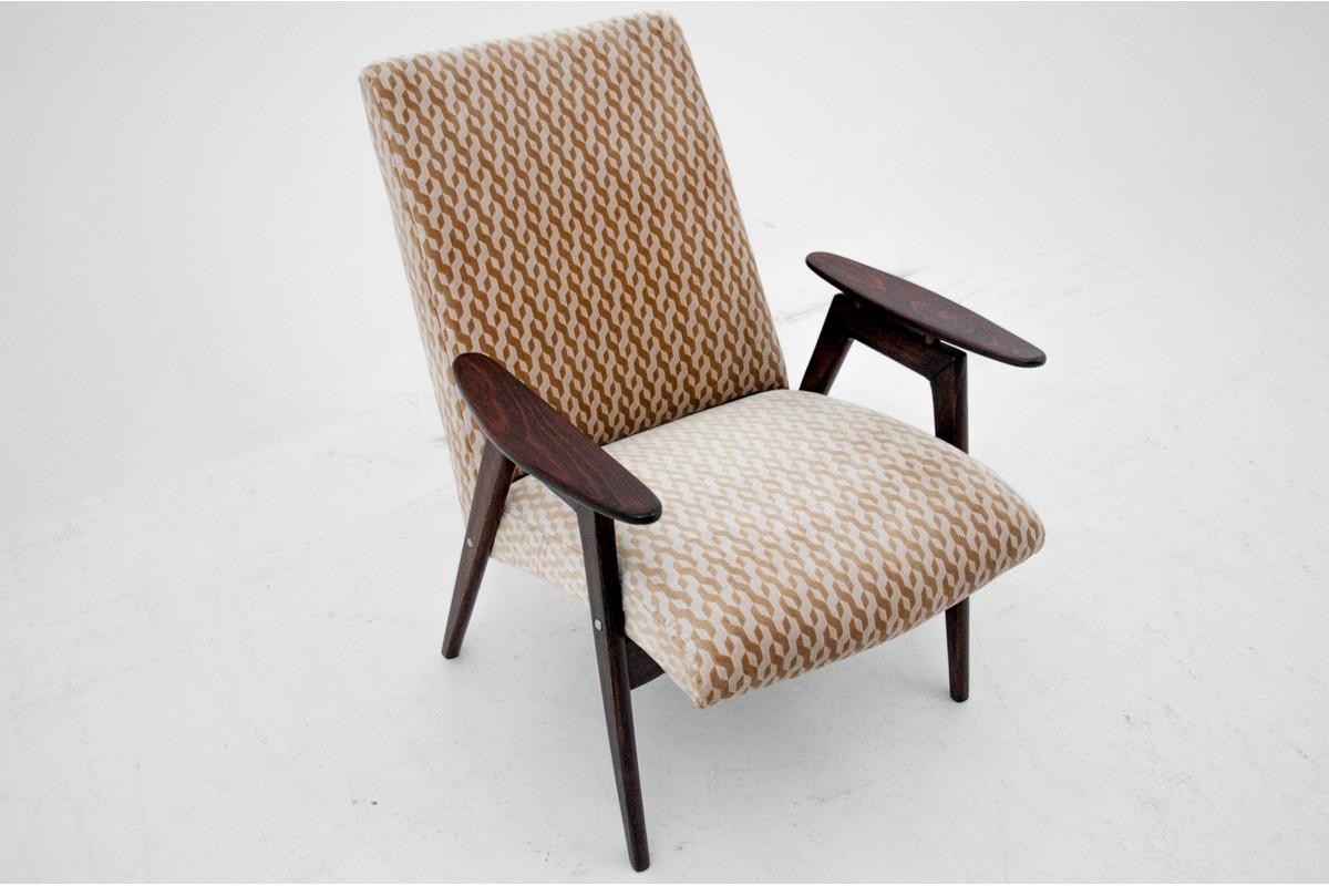 Two Beige Armchairs, Jaroslav Šmídek for Jitona, Czechoslovakia, 1960s For Sale 2