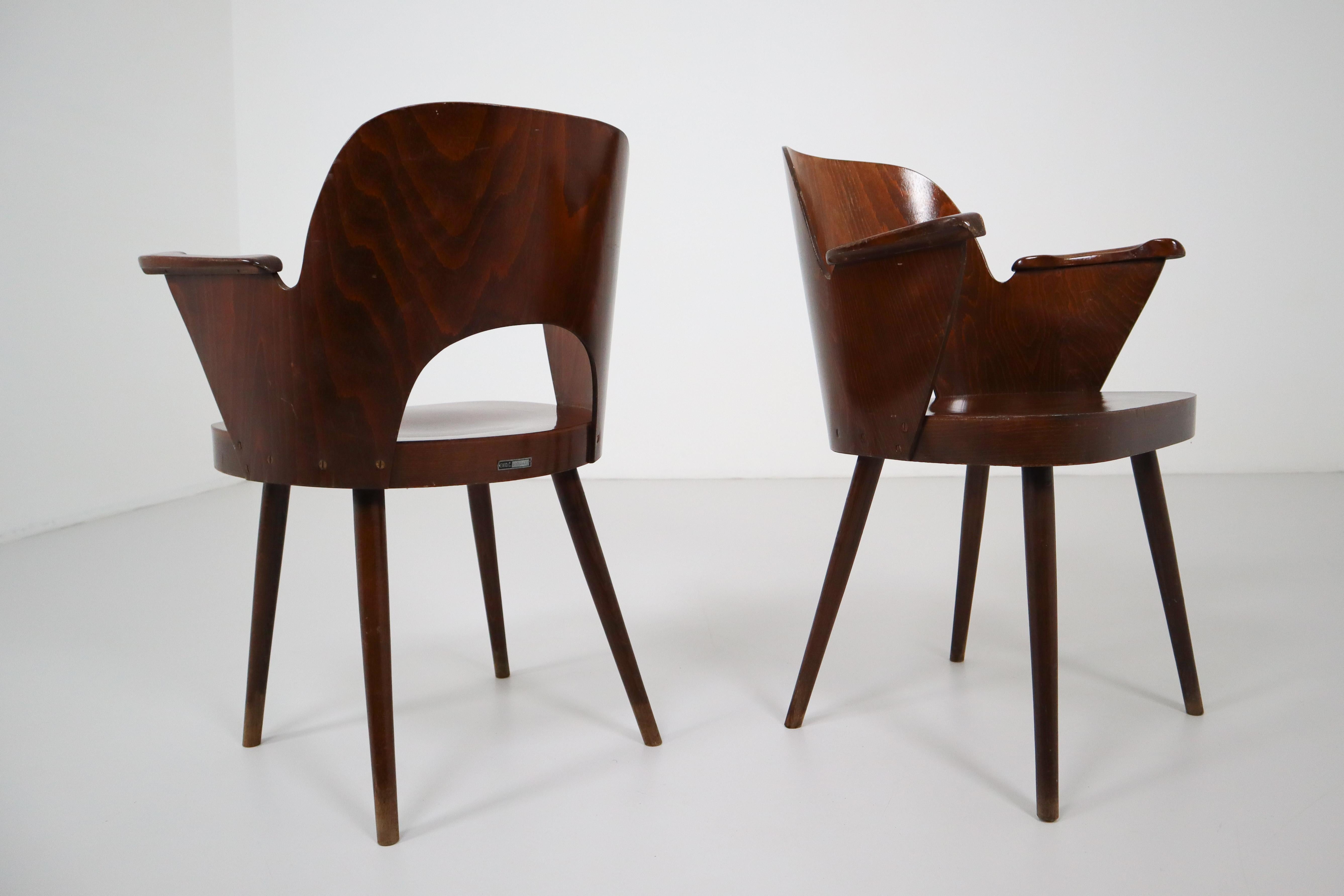 Set of 2 armchairs designed by Austrian architect Oswald Haerdtl. These chairs are made from beech and bent plywood and was made in the 1960s. The bentwood is in good, patinated condition, and shows some minor signs of age and use.
   