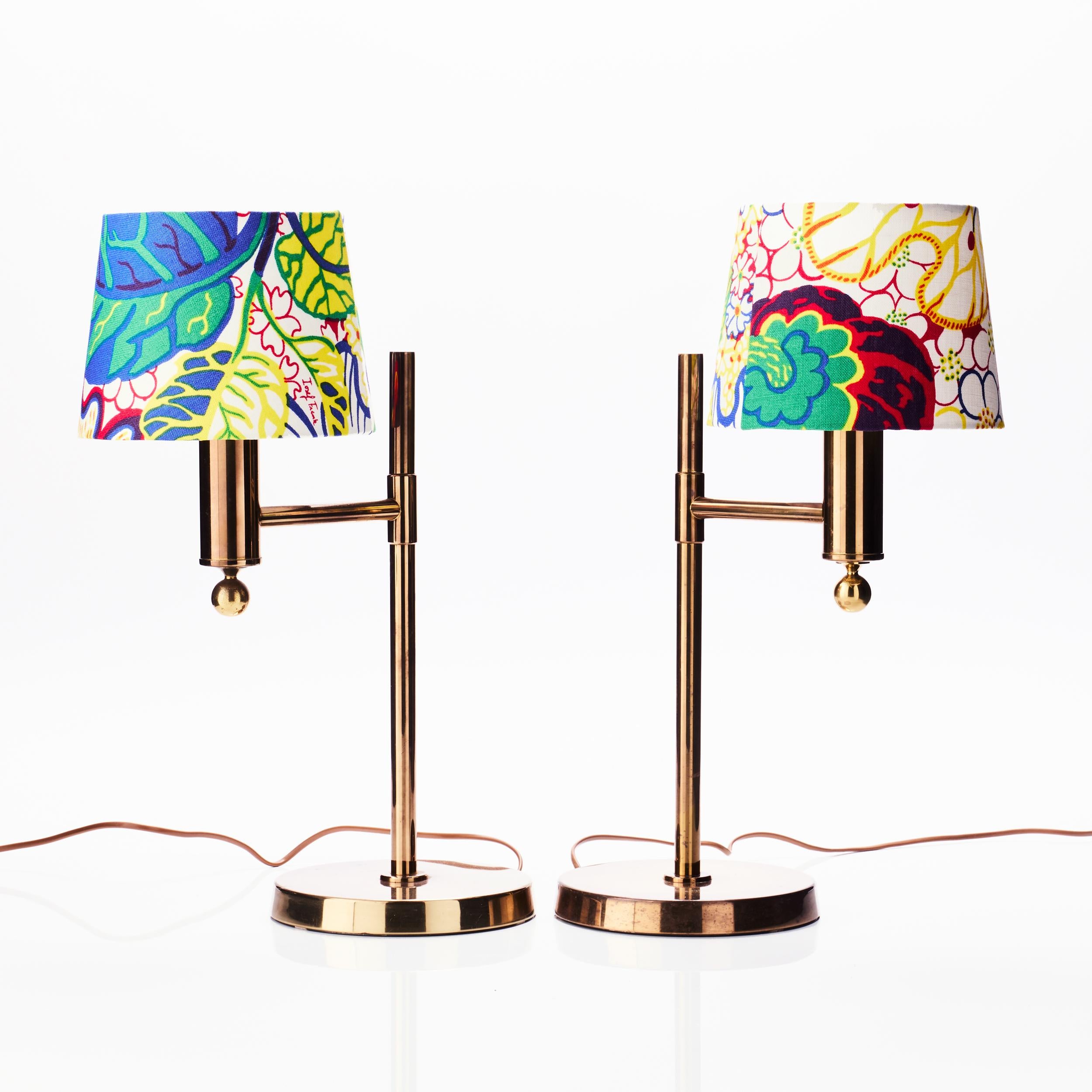 Deux élégantes lampes de table du milieu du siècle par Bergboms  en laiton, Suède années 1970. Bergboms, Malmö, années 1960/70. Les lampes ont des abat-jours recouverts du textile 
