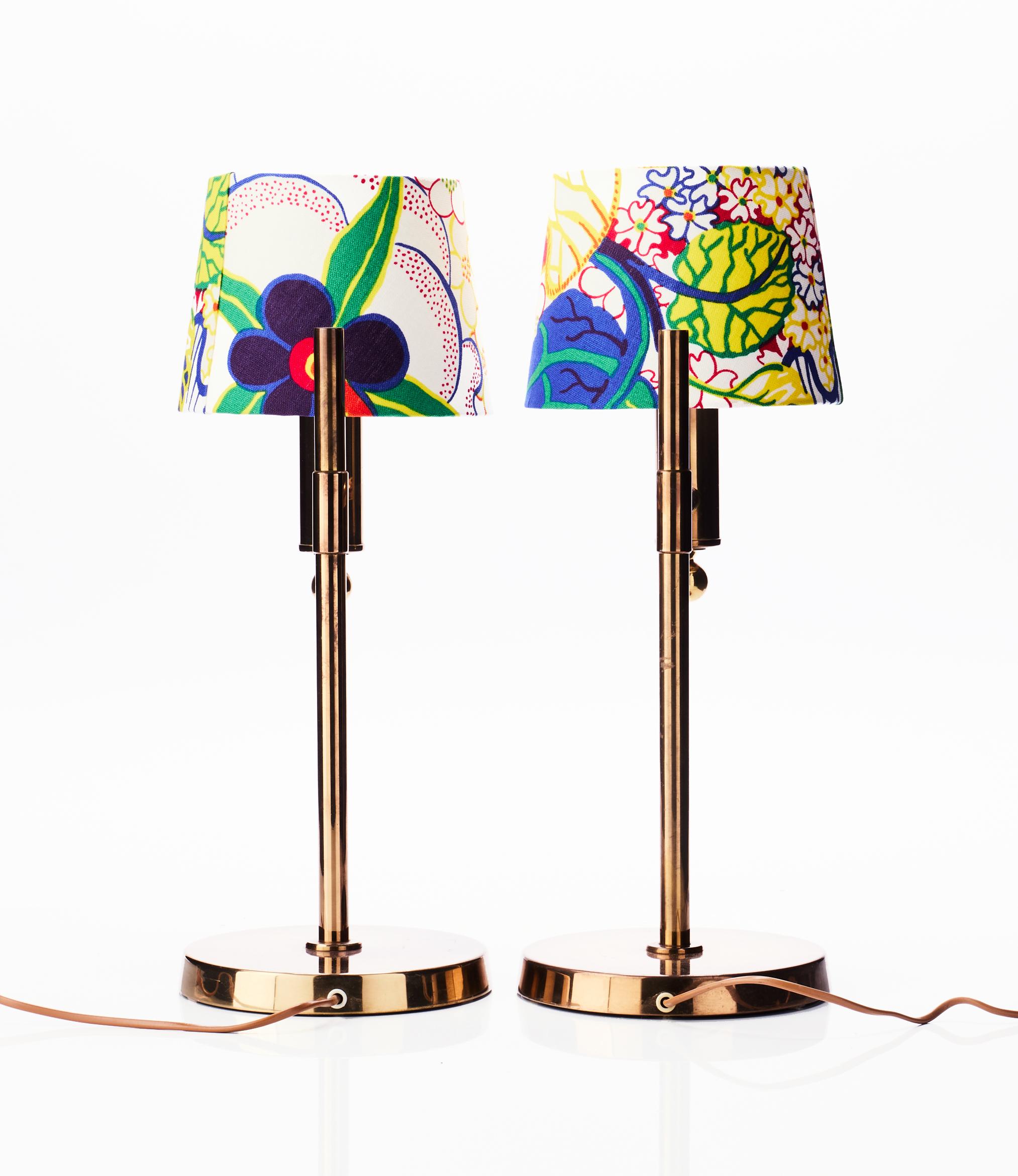 Mid-Century Modern Deux lampes de bureau Bergboms en laiton avec abat-jour « Nippon » de Josef Frank, Suède, années 1970 en vente