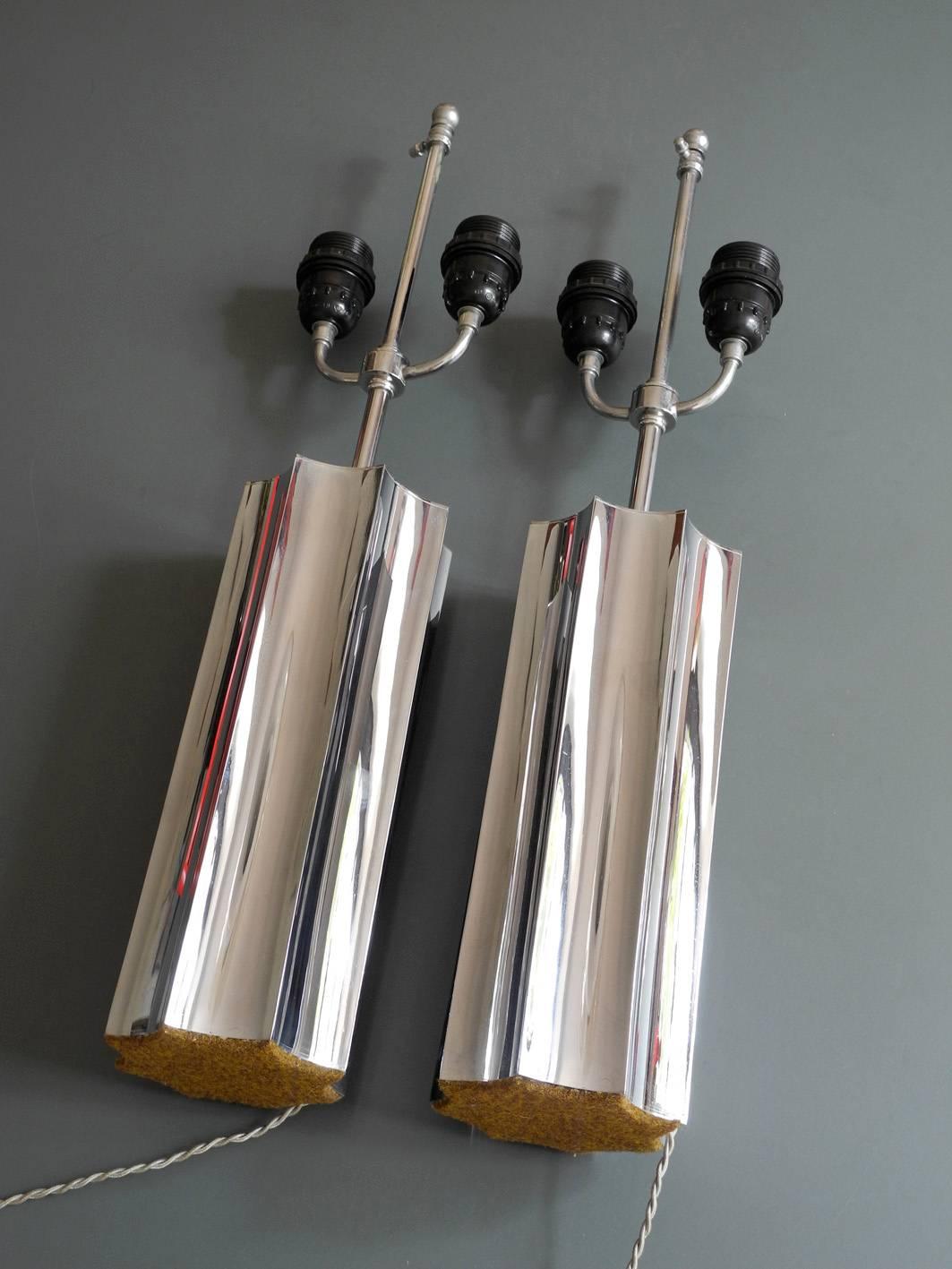 Wo big and beautiful 1960s chrome table lamp bases / feet.
Very nice design and quality. Solid metal with chrome.
The two bases have E27 sockets. Lampshades are not available.
There are screws on the sockets for attaching new lampshades.
The bar
