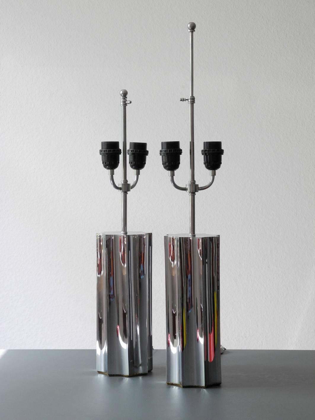 Dos pies grandes de lámpara de mesa de metal cromado de los años 60 Era espacial en venta