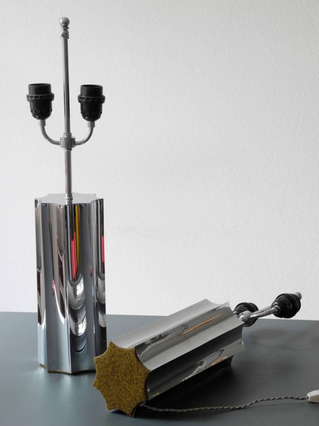 Dos pies grandes de lámpara de mesa de metal cromado de los años 60 en Bueno estado para la venta en München, DE