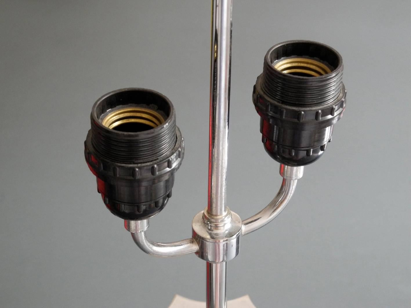 Dos pies grandes de lámpara de mesa de metal cromado de los años 60 Metal en venta