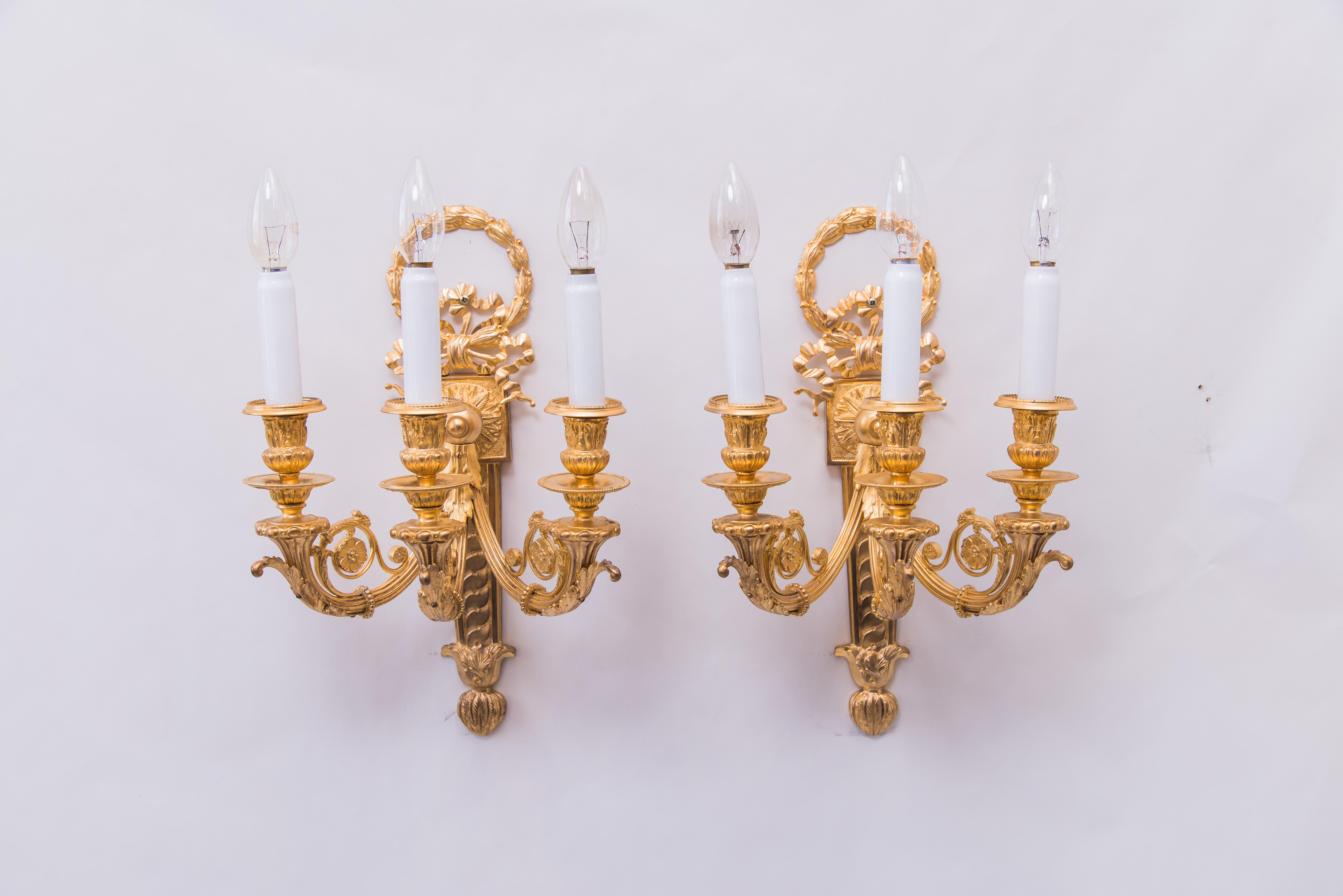 Deux grandes appliques historiées dorées, circa 1890s
Très bel état d'origine
Manchons en verre d'origine.
       