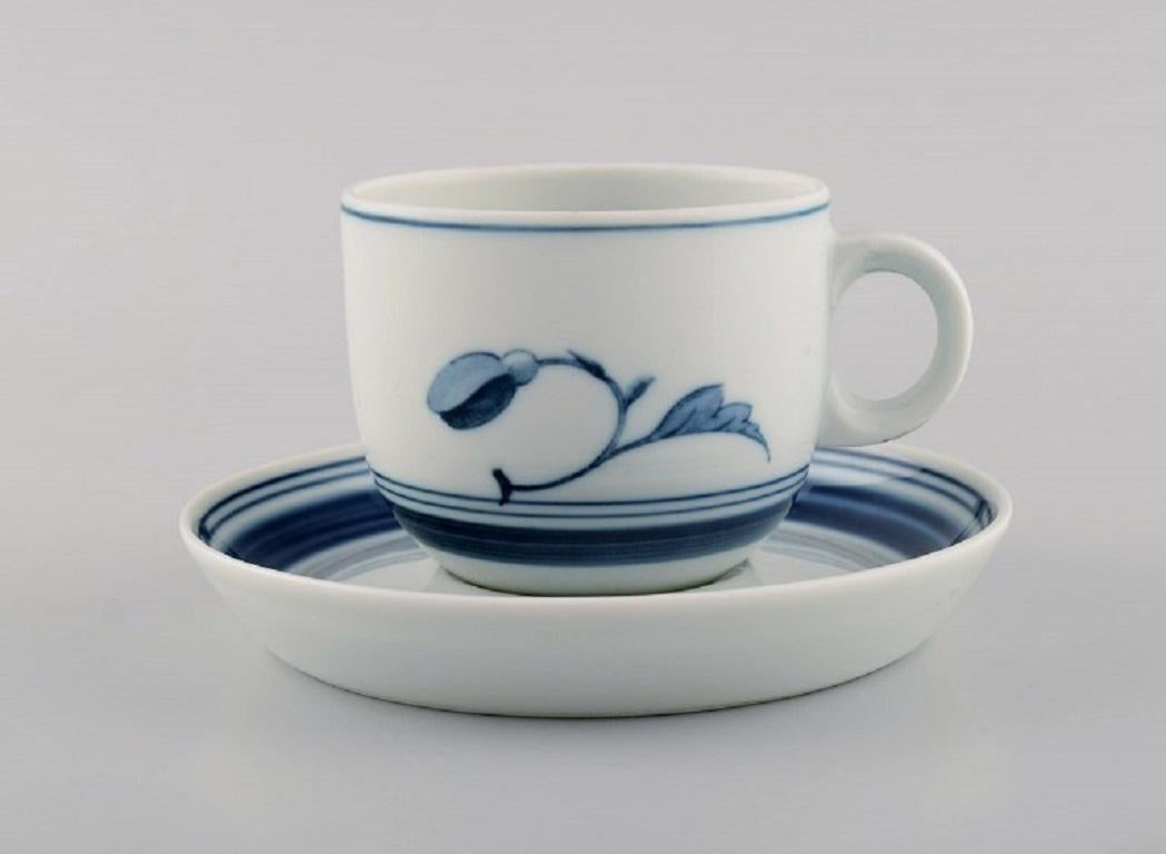 Due tazze da caffè Bing & Grøndahl Corinth con piattini. Model No. 305.
 1970s.
La tazza misura: 8 x 6,8 cm.
Diametro del piattino: 14 cm.
In ottime condizioni.
Timbrato.
2a qualità di fabbrica.