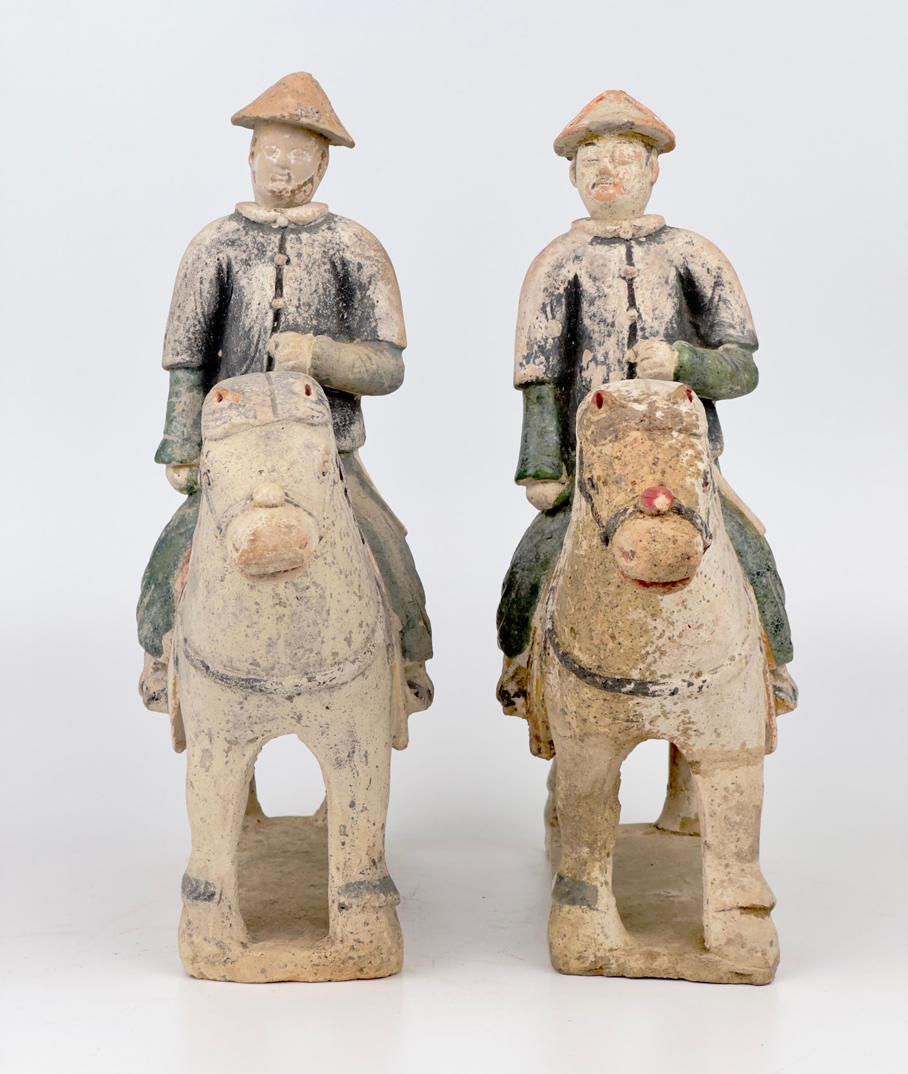 Due statue di cavalieri Ming, con smalti in nero e verde, sono poste su basi rettangolari. 

Periodo: Dinastia Ming 
Mezzo: Ceramica smaltata in nero
Tipo: Figura
Dimensioni :  19cm(Diametro) 8cm(Larghezza) x 31cm(Altezza)
Provenienza : Acquistato