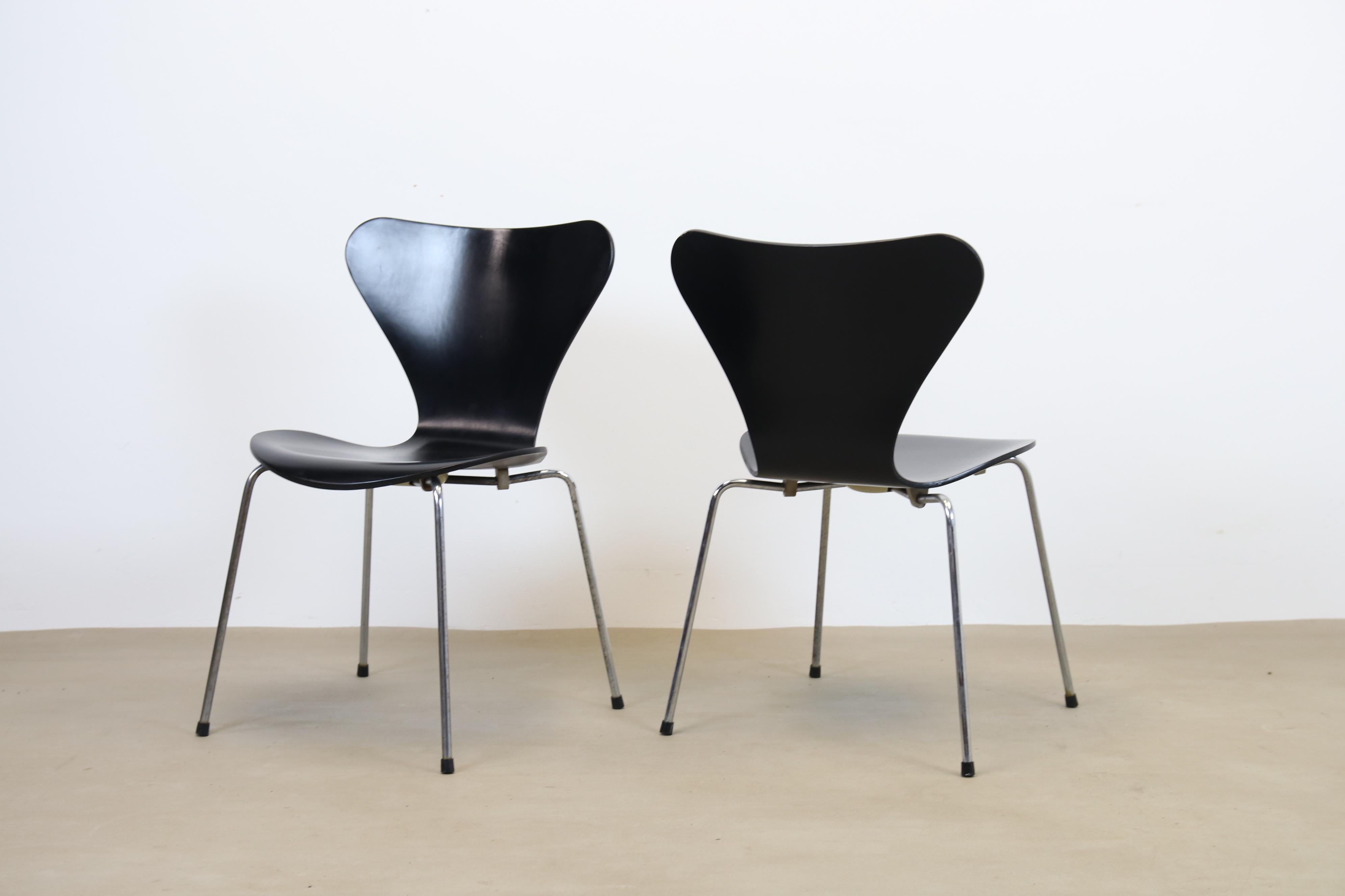 Scandinavian Modern Two Black Arne Jacobsen Butterfly Chairs Model 3107