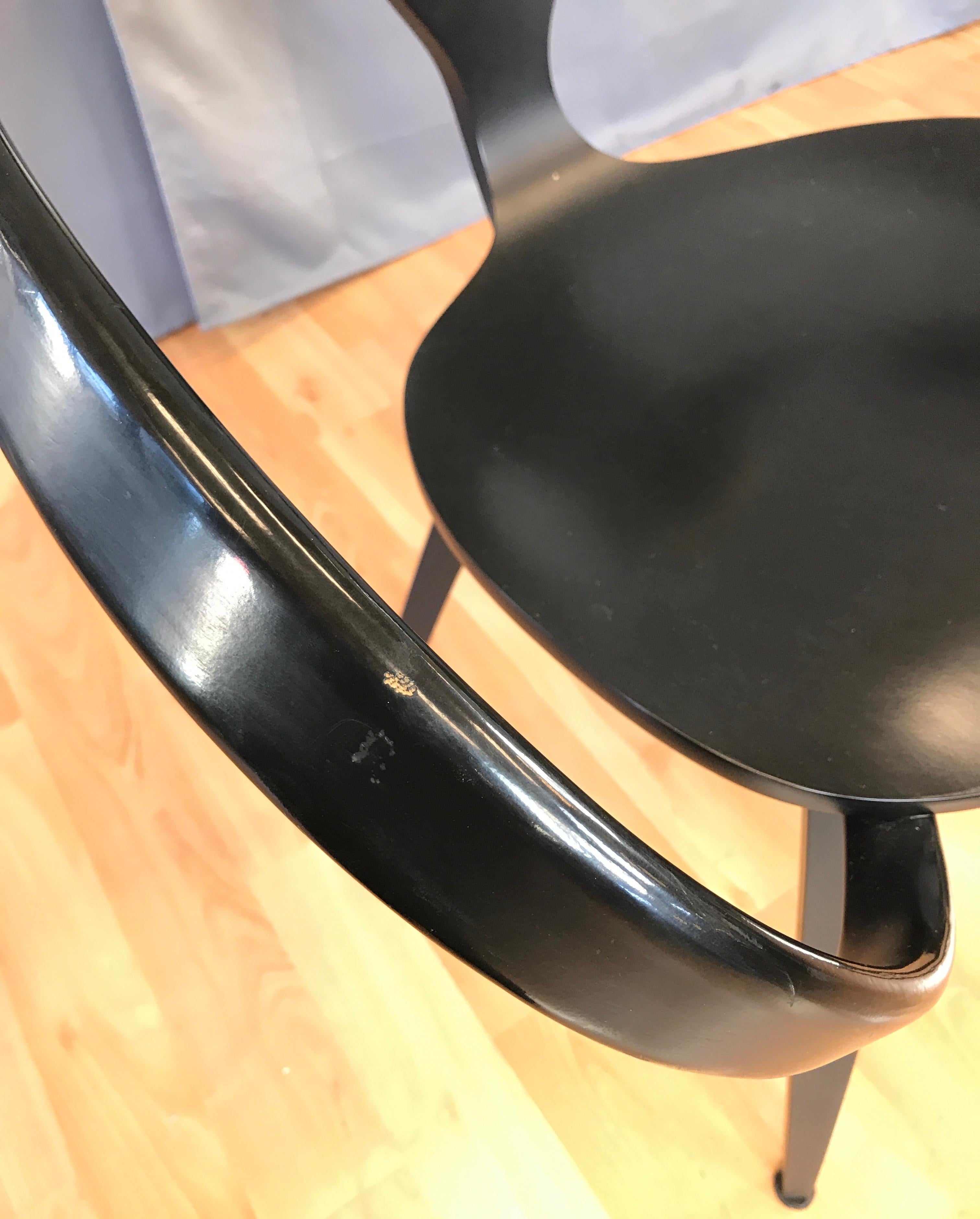 Deux fauteuils noirs Cherner conçus par Norman Cherner 1
