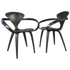 Deux fauteuils noirs Cherner conçus par Norman Cherner