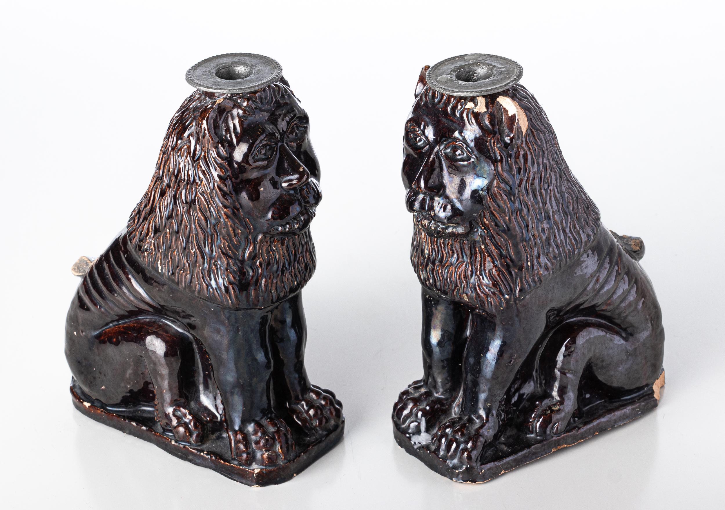 Due leoni in terracotta smaltata nera che fungono da portacandele, Francia inizio 1800.
Una coppia di leoni smaltati di grande carattere, che mostrano l'usura del tempo (entrambi hanno perso la punta della coda), ma che una volta visti sono