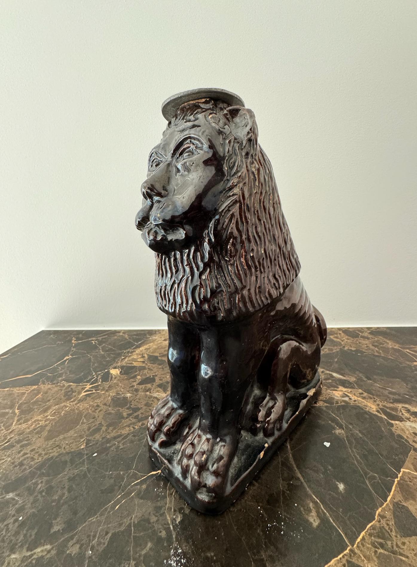XVIII secolo Due leoni in terracotta smaltata nera che fungono da portacandele, Francia, inizio 1800 in vendita