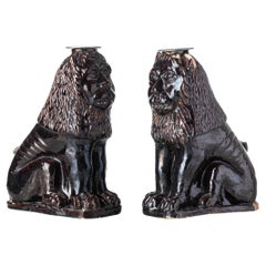 Dos leones de terracota vidriada negra que sirven de candelabros, principios del siglo XIX Francia