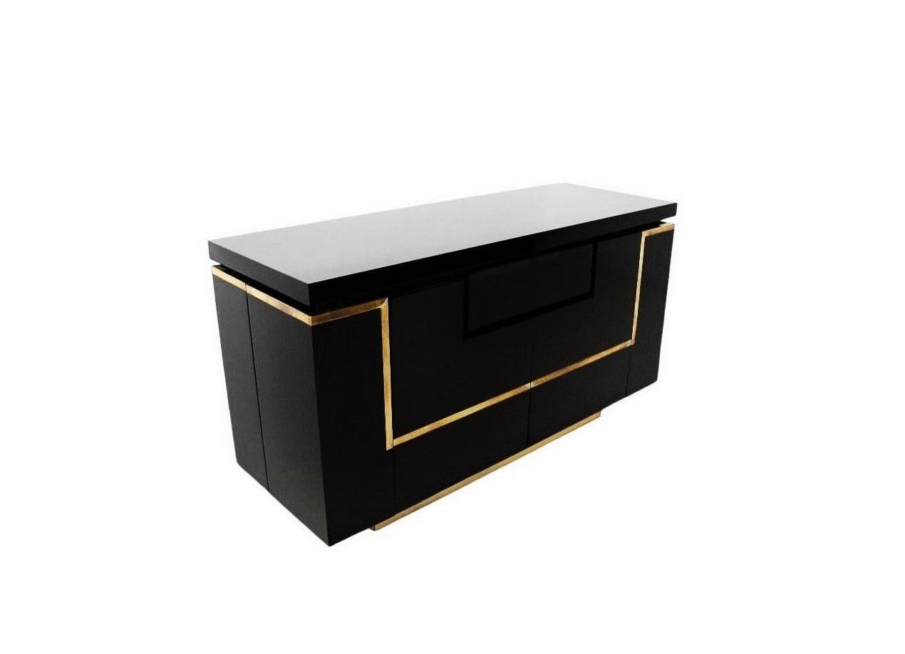 Ottone Due commode laccate nere con finiture in ottone di Jean Claude Mahey in vendita