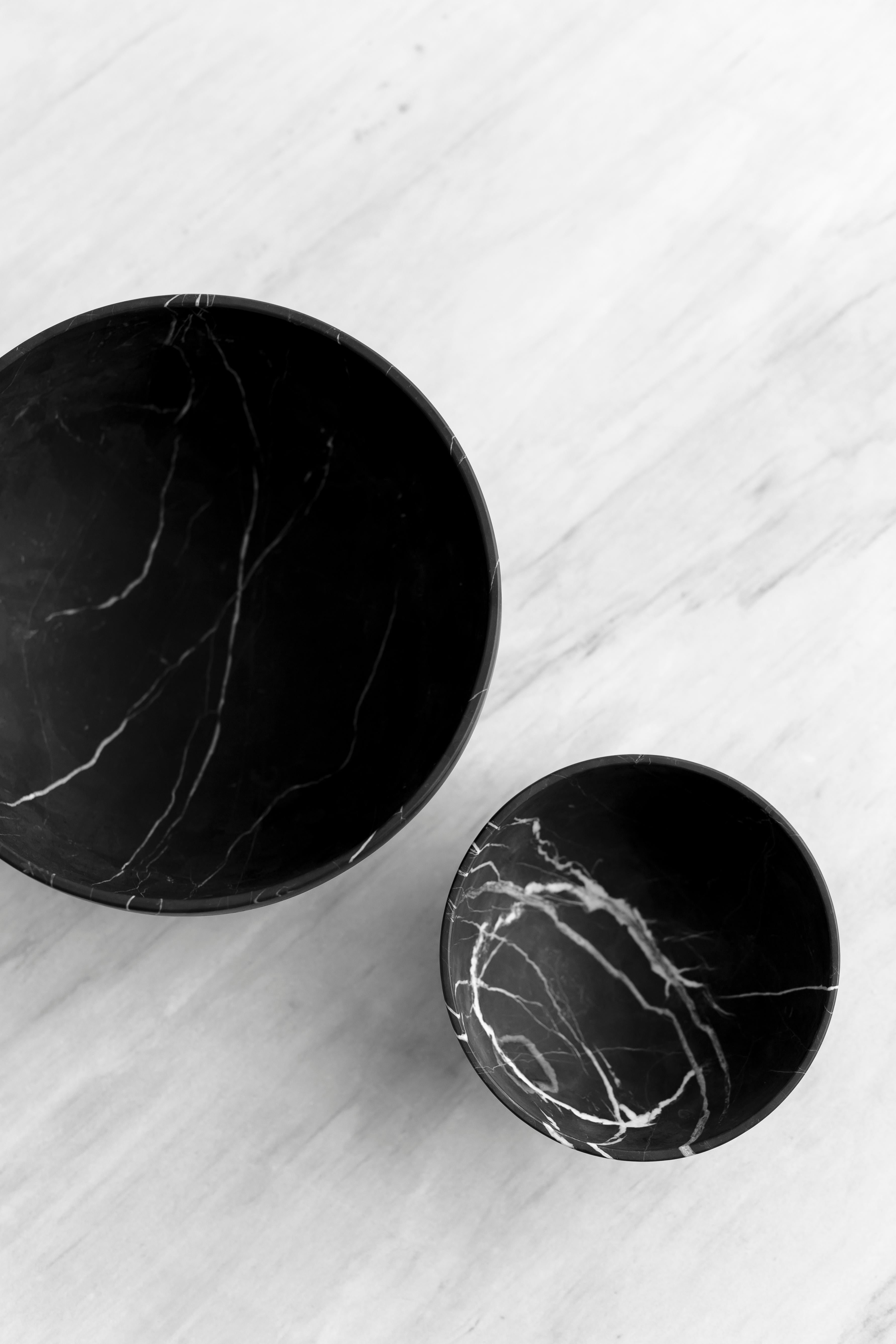 Zwei geschnitzte Schalen aus schwarzem Marmor (Moderne) im Angebot