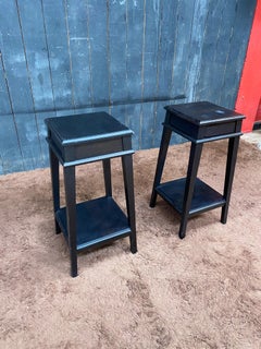 Dos pedestales de madera ennegrecida circa 1950. el precio es por 1, hay 2 disponibles