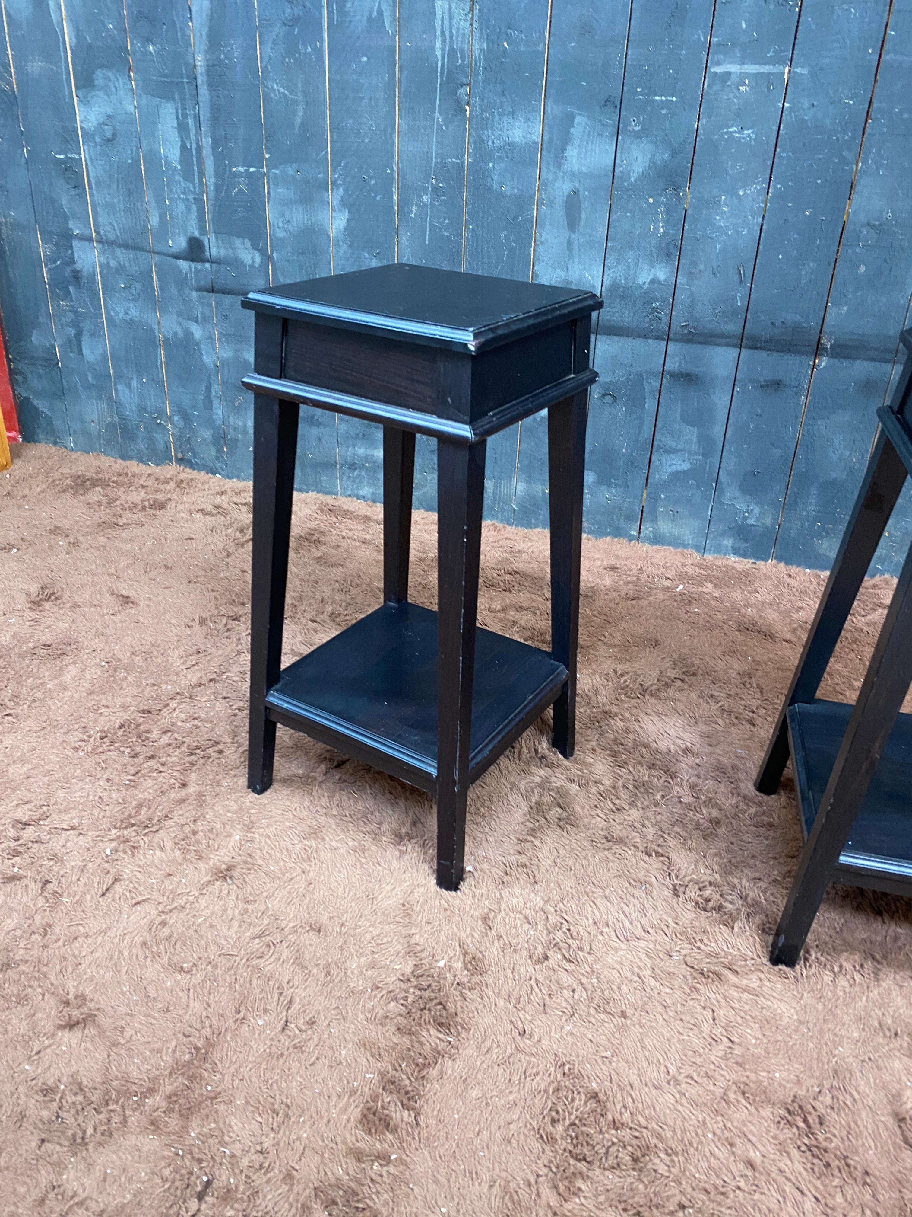 Dos pedestales de madera ennegrecida circa 1950. el precio es por 1, hay 2 disponibles Francés en venta