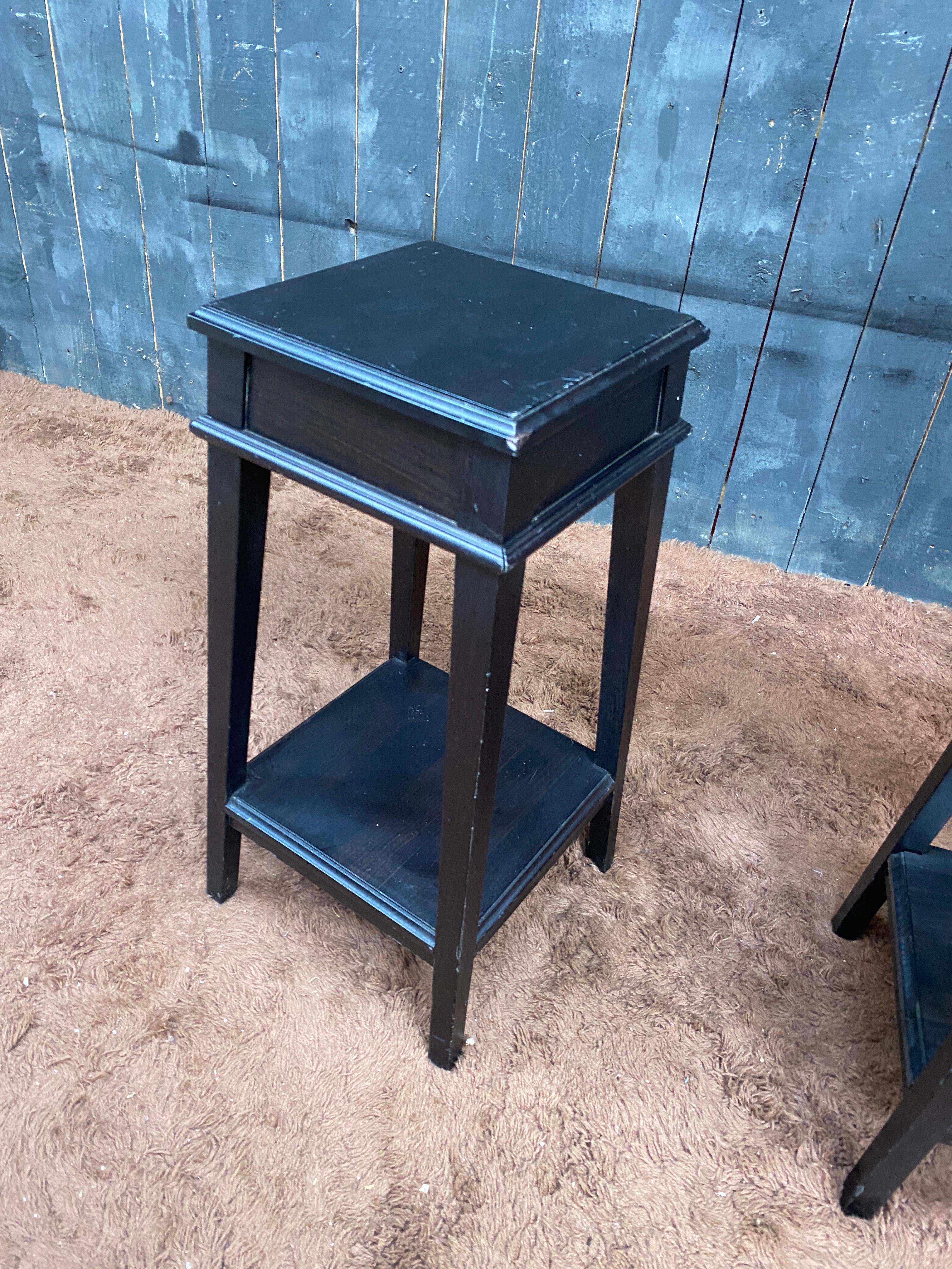 Dos pedestales de madera ennegrecida circa 1950. el precio es por 1, hay 2 disponibles Ennegrecido en venta