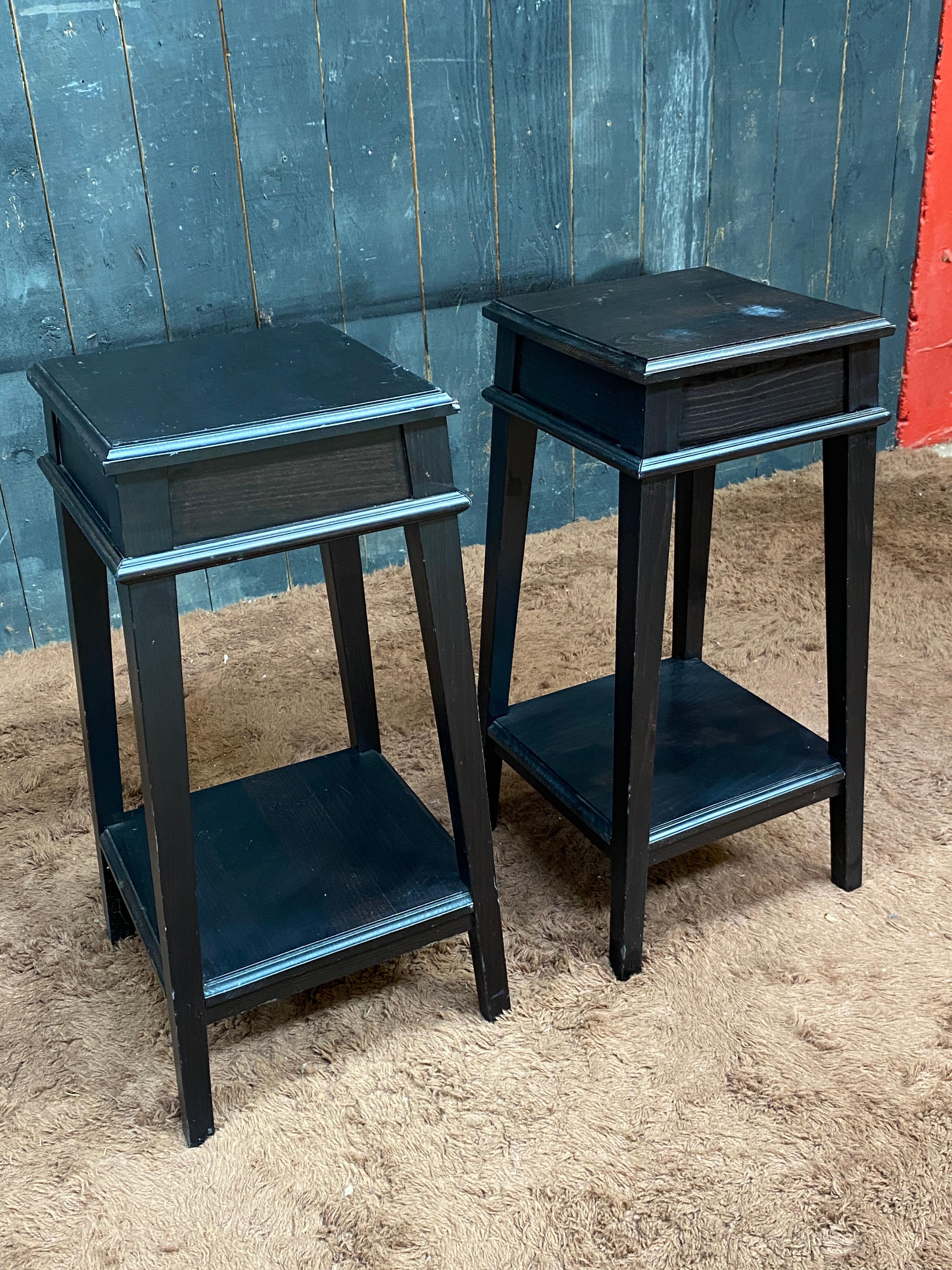 Dos pedestales de madera ennegrecida circa 1950. el precio es por 1, hay 2 disponibles mediados del siglo XX en venta
