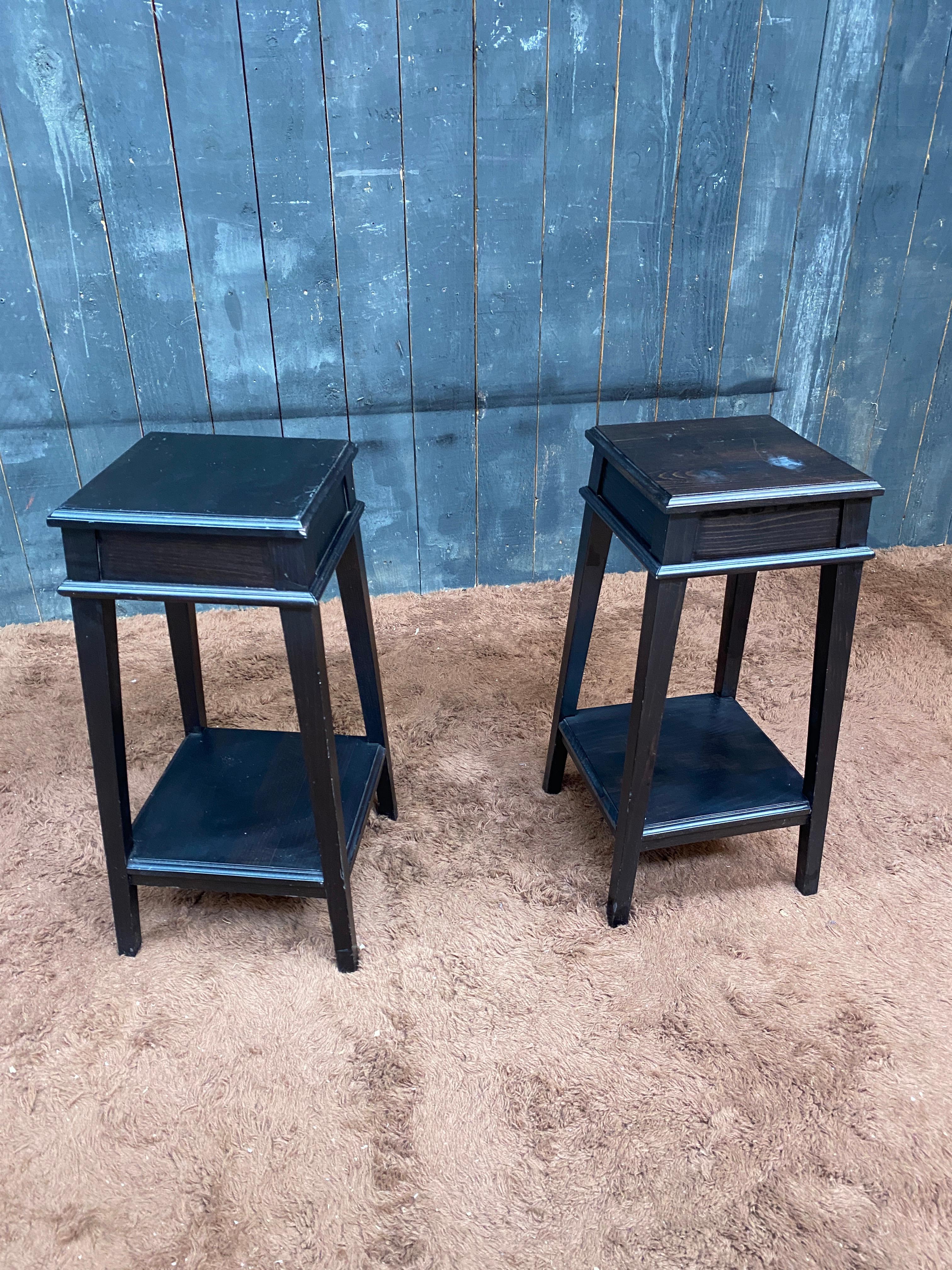 Dos pedestales de madera ennegrecida circa 1950. el precio es por 1, hay 2 disponibles Haya en venta