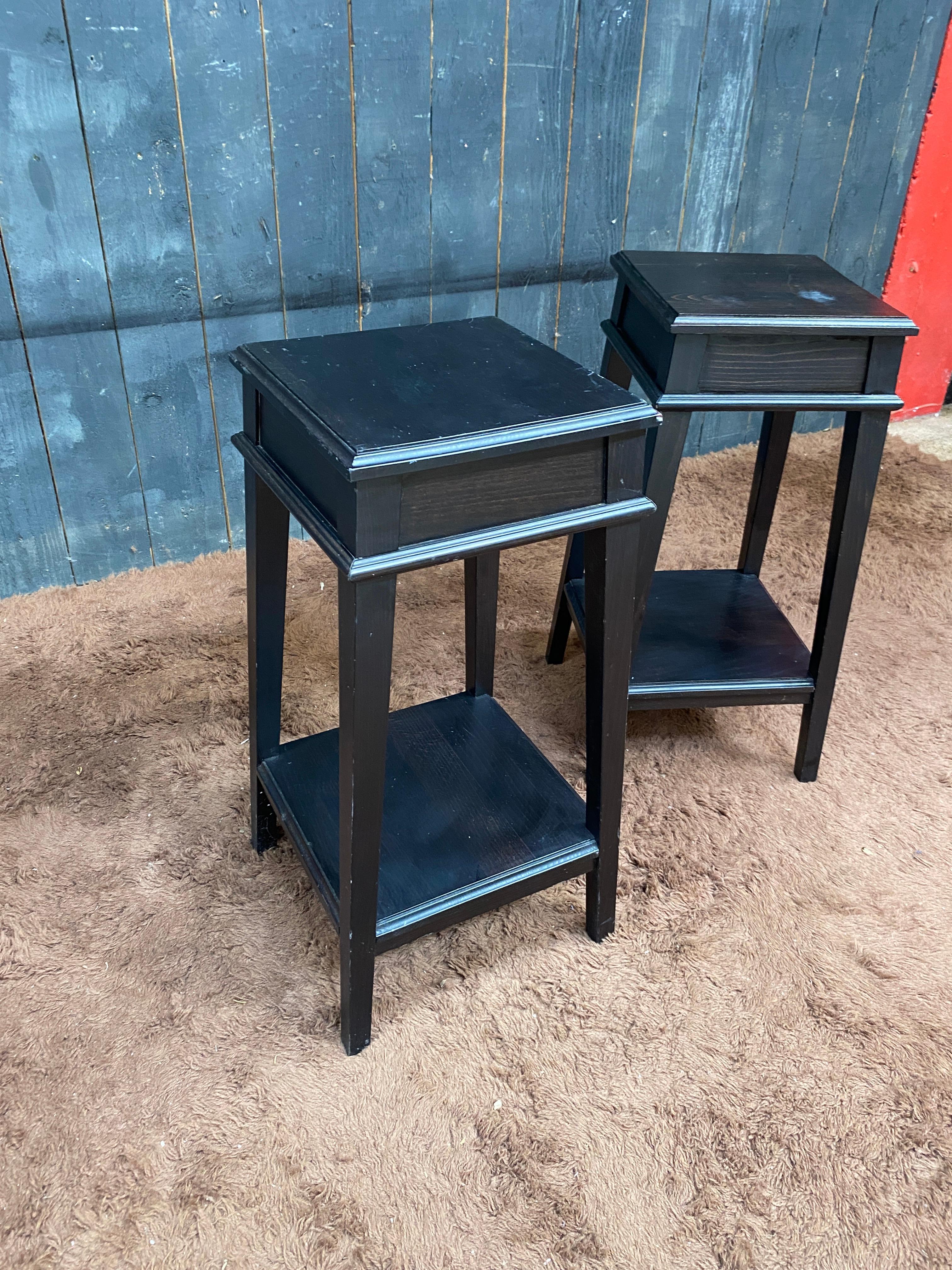 Dos pedestales de madera ennegrecida circa 1950. el precio es por 1, hay 2 disponibles en venta 1