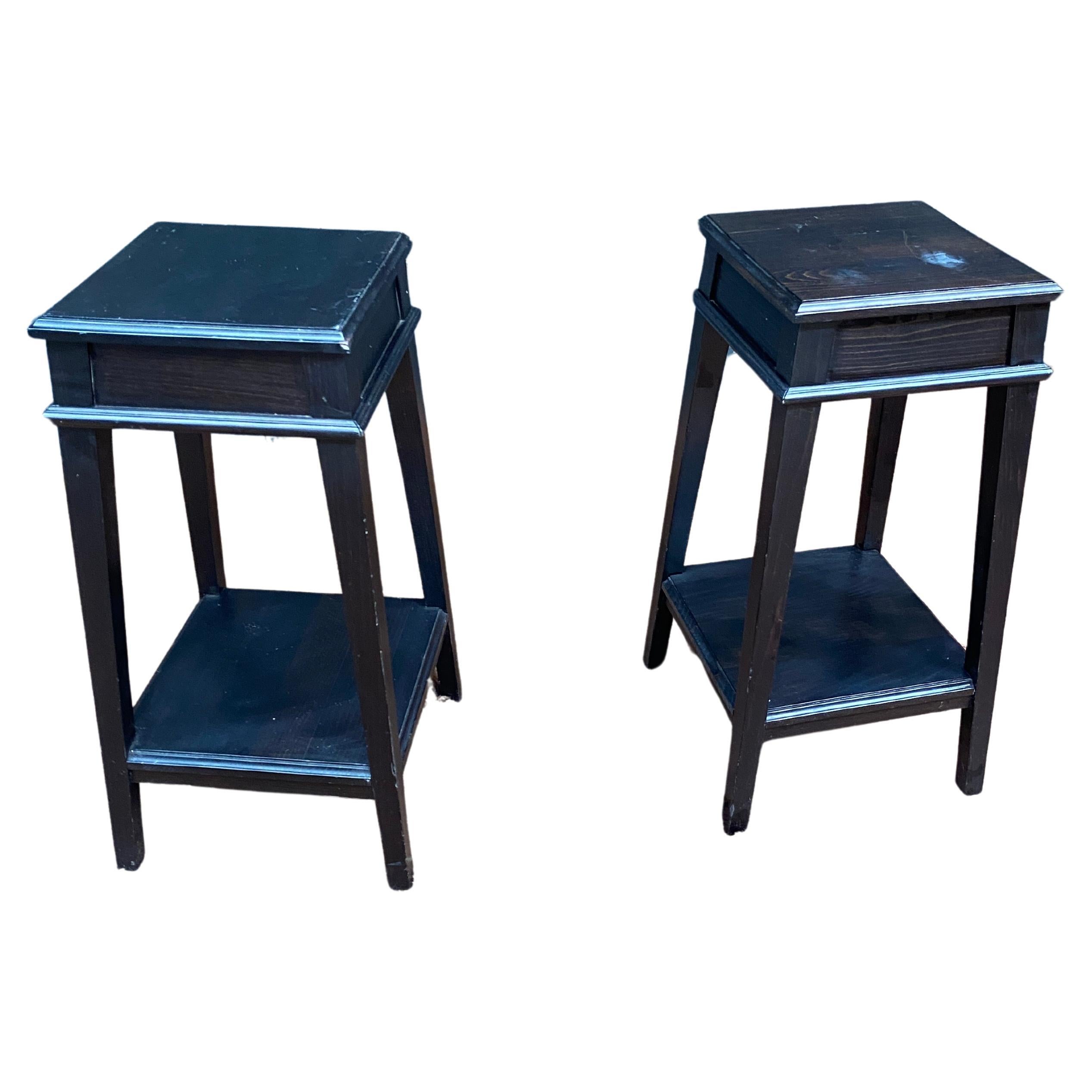 Dos pedestales de madera ennegrecida circa 1950. el precio es por 1, hay 2 disponibles en venta