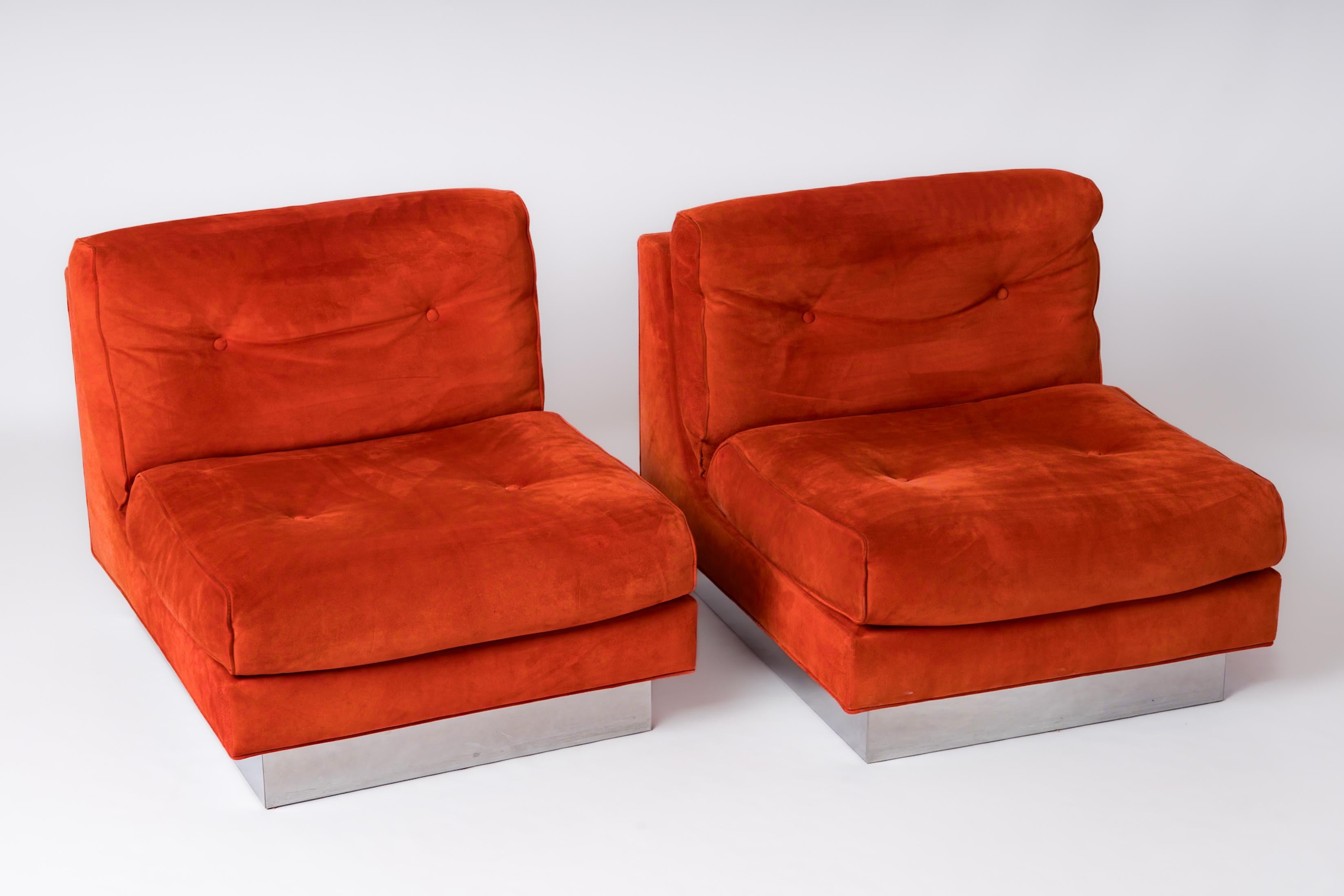Français Deux chaises longues californiennes en daim orange sang-de-bœuf de J. Charpentier - France  en vente