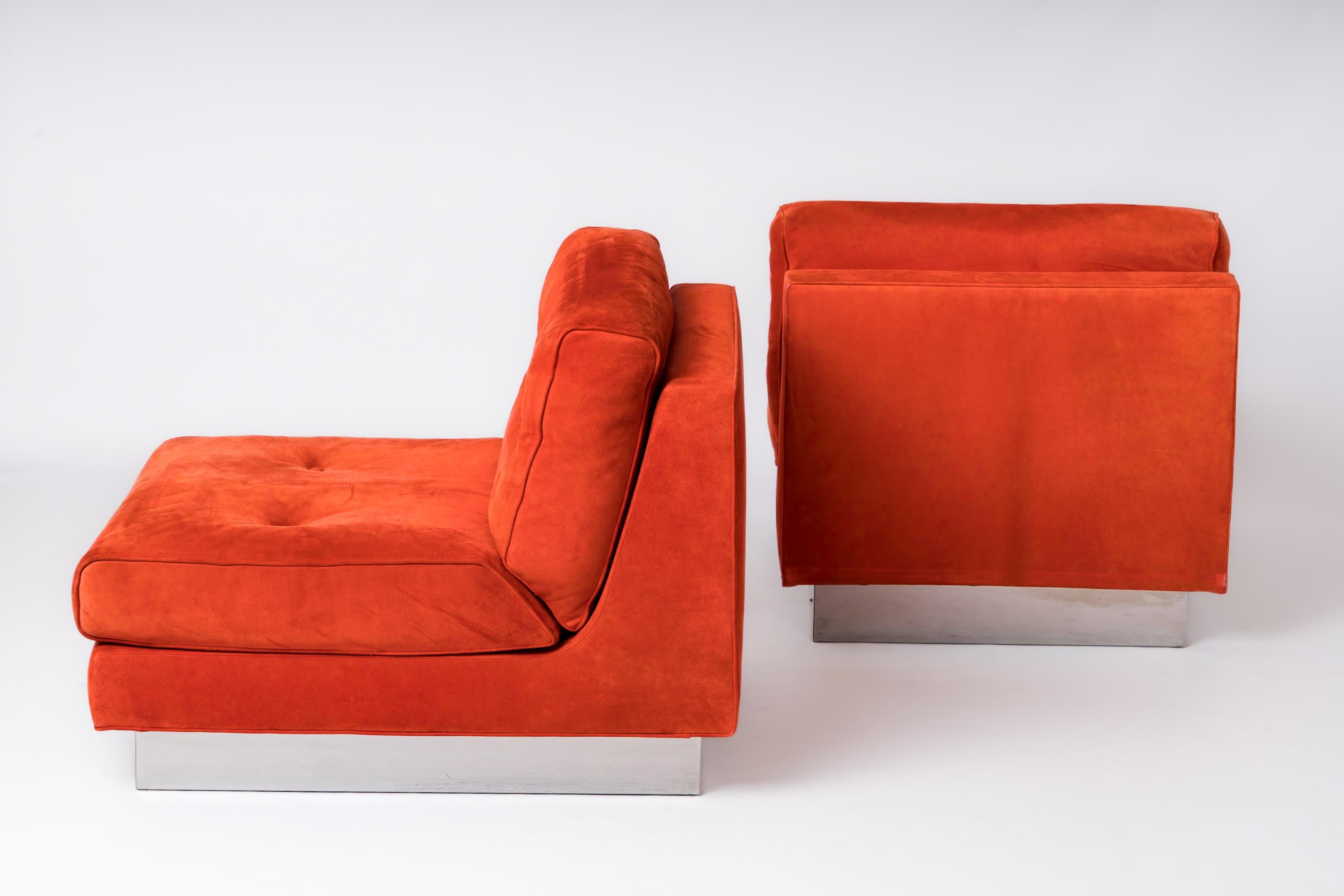 Deux chaises longues californiennes en daim orange sang-de-bœuf de J. Charpentier - France  État moyen - En vente à New York, NY