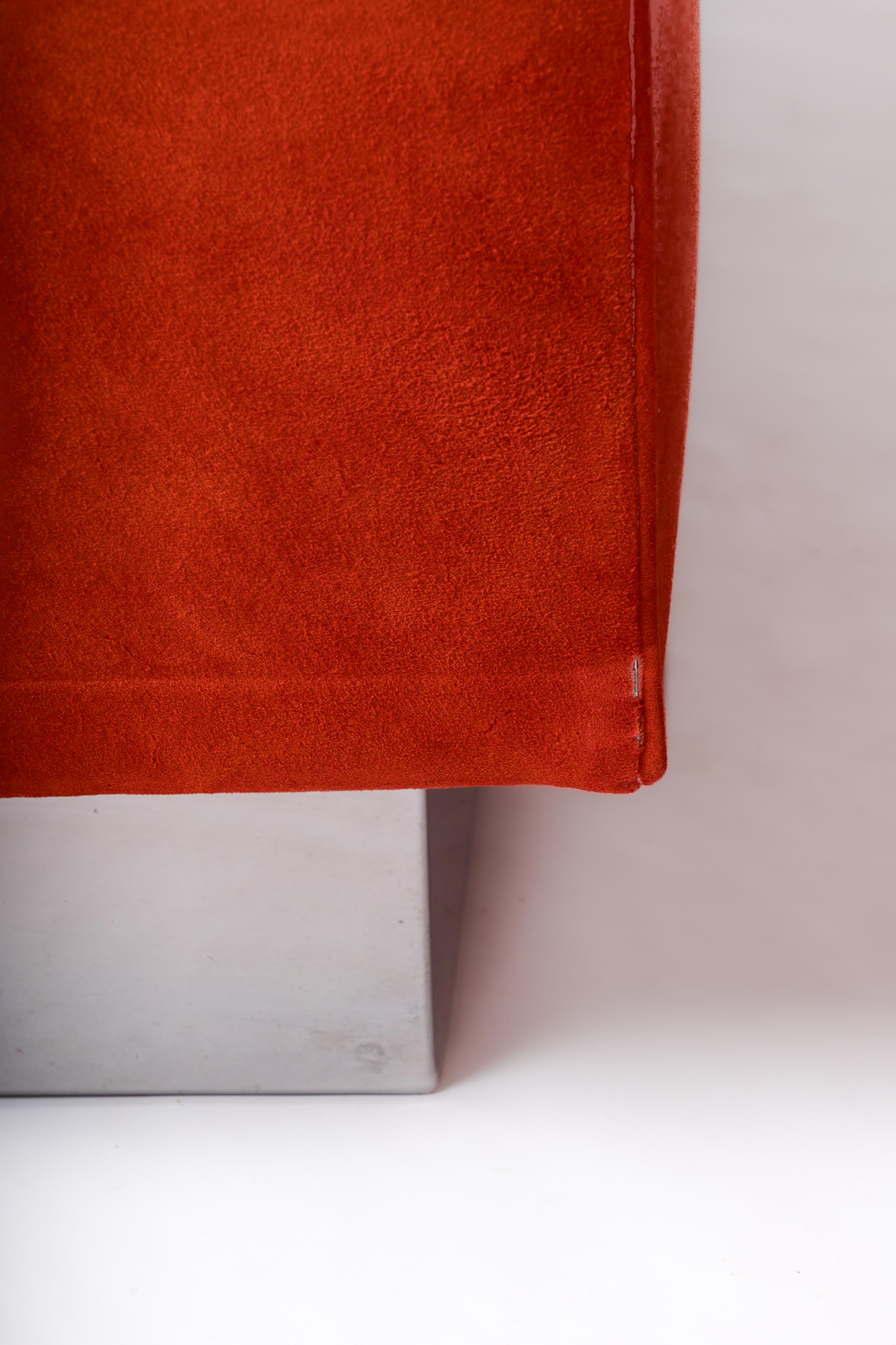 Deux chaises longues californiennes en daim orange sang-de-bœuf de J. Charpentier - France  en vente 3
