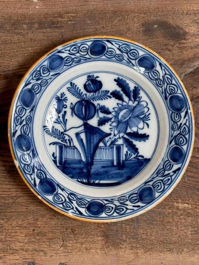 Olandese Due piatti delft olandesi blu e bianchi del XVIII secolo in vendita